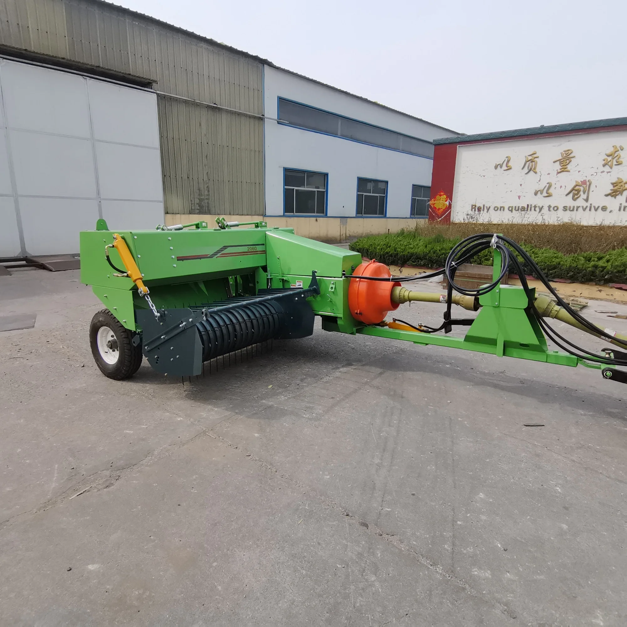 Офсетный квадратный пресс для сена