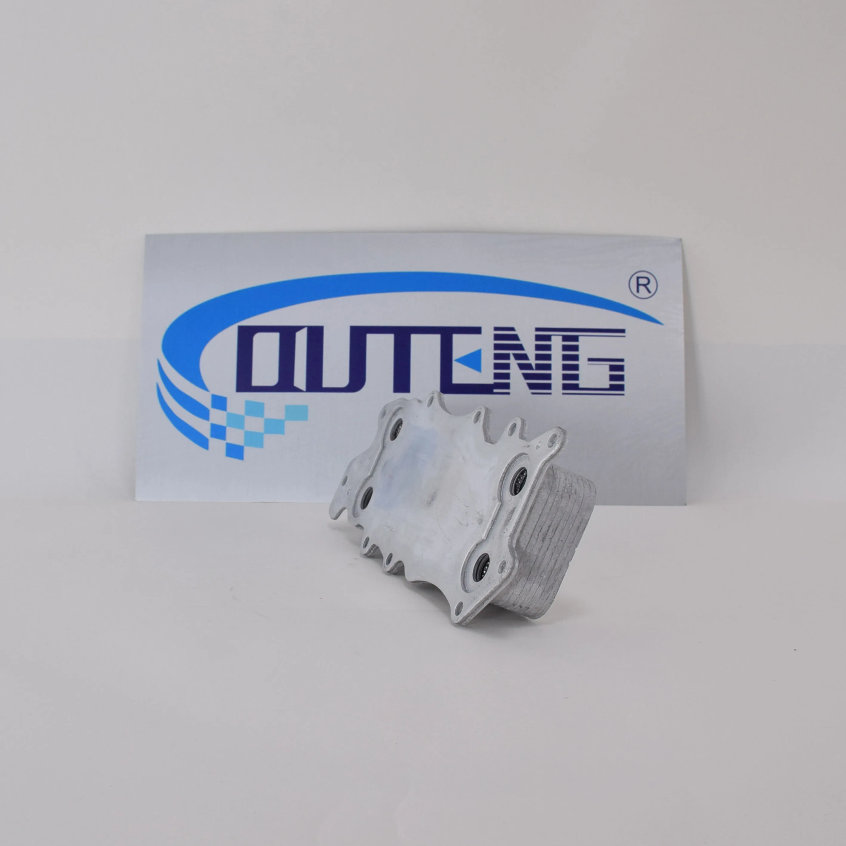 Good quality Auto Parts Engine Oil Cooler for Mercedes Benz X164 X166 X204 W164 M624 6421800165