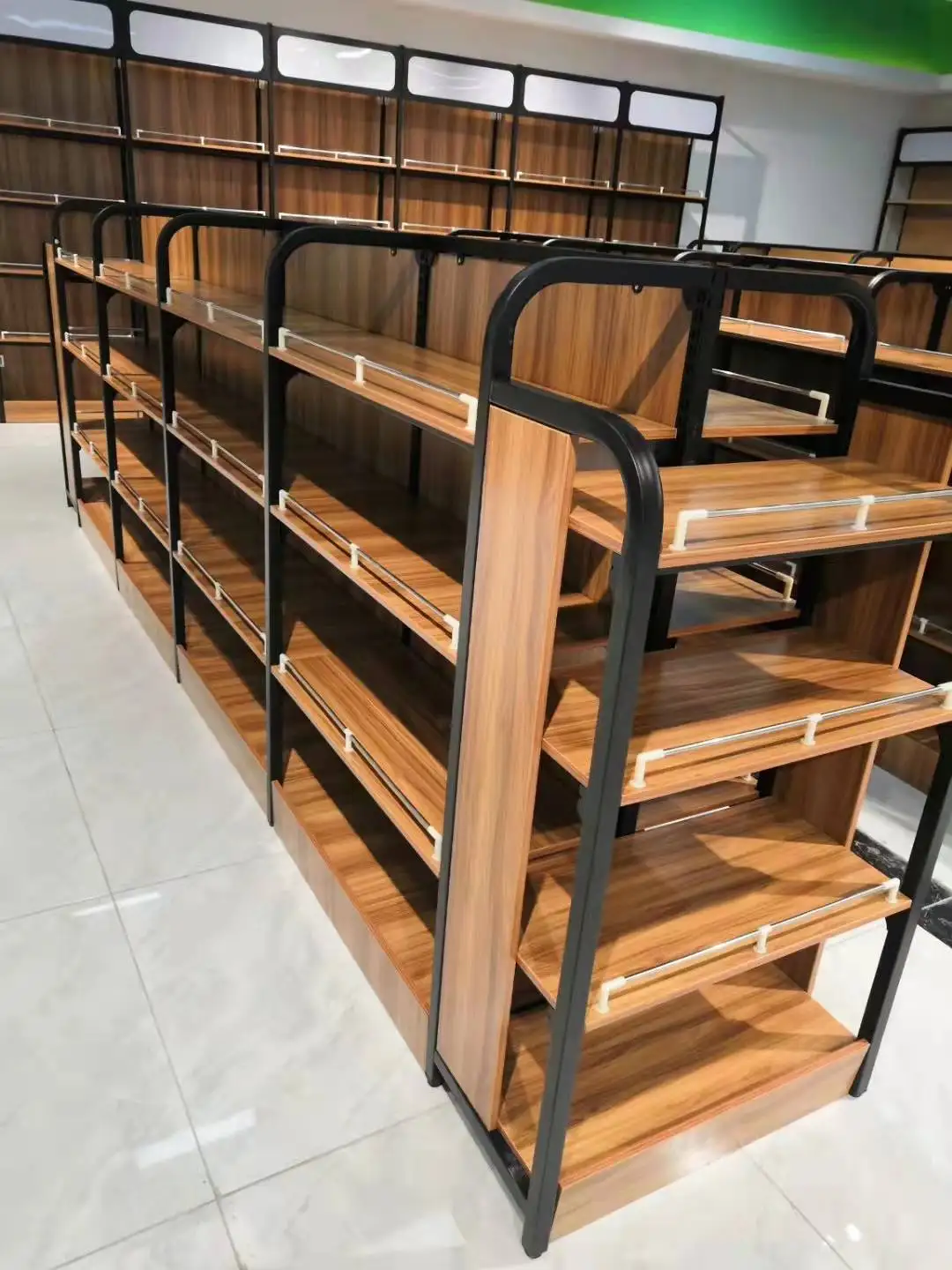 Современная дешевая и популярная витрина для розничного магазина деревянная настенная подвесная мебель полка гондолы супермаркета