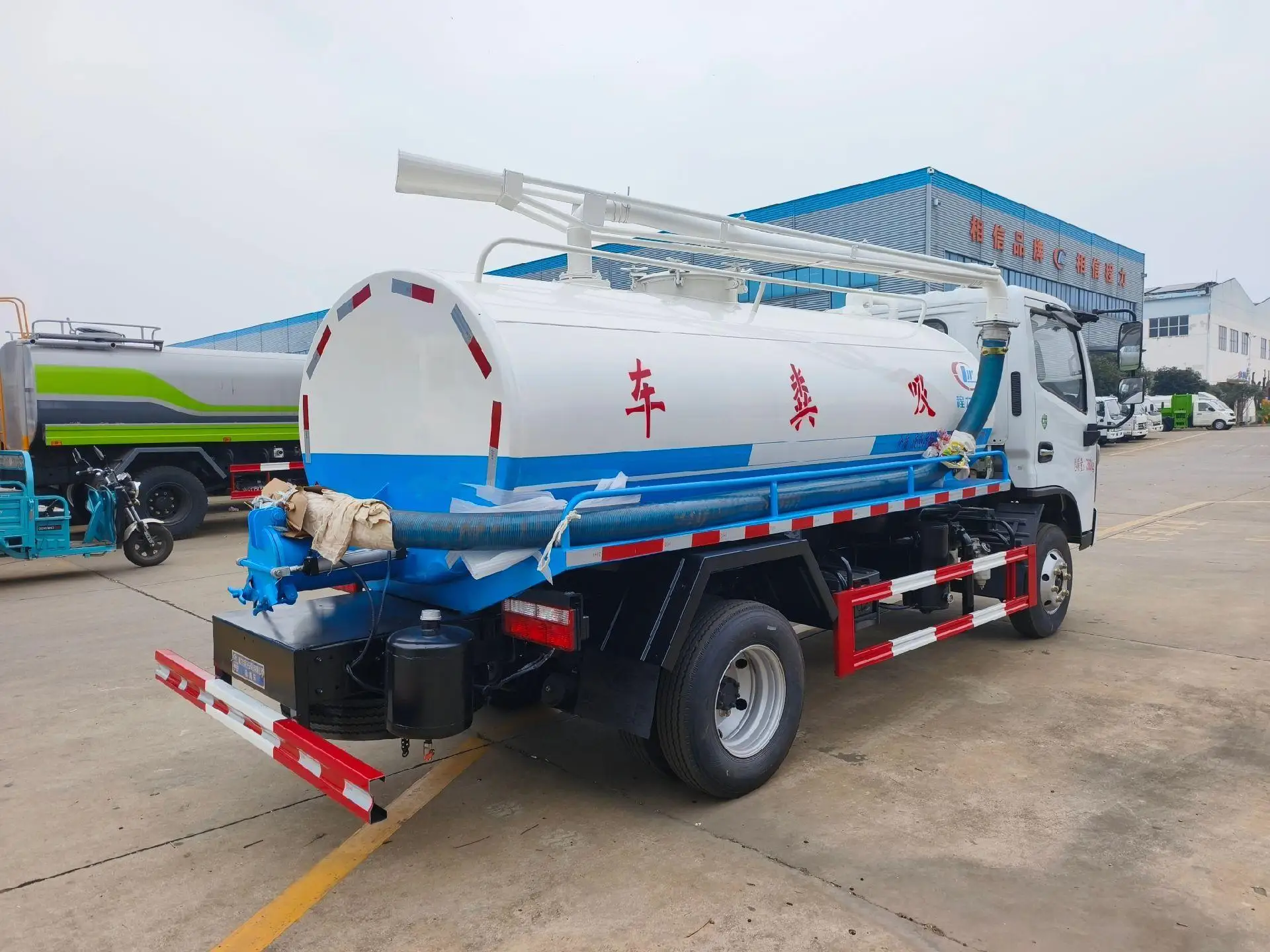 New Dongfeng 5-6 Tons Diesel Manual Sepptic Tank Pump Truck Manure Transport and Feces Pumping Truck Selling Truck