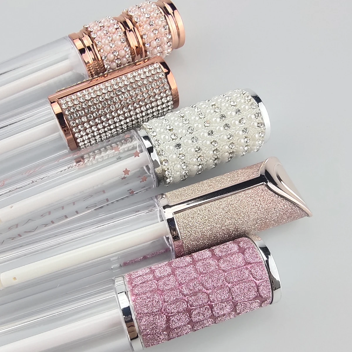 Empty Plastic custom lip gloss tubes and box custom label with White Pearl luxury Cosmetic Packaging Custom Color Screw Round