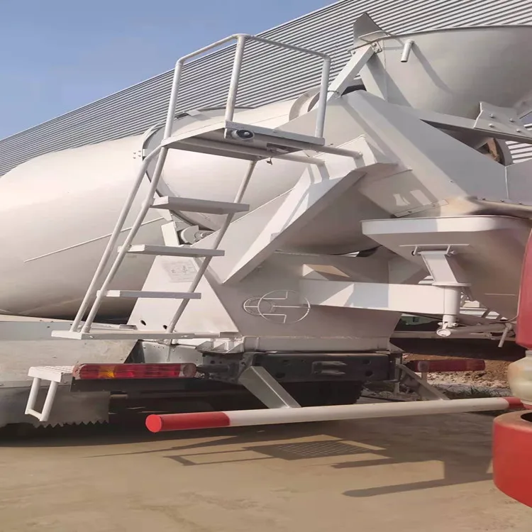Low price 6*4 Howo bulk cement concrete mixing tank for