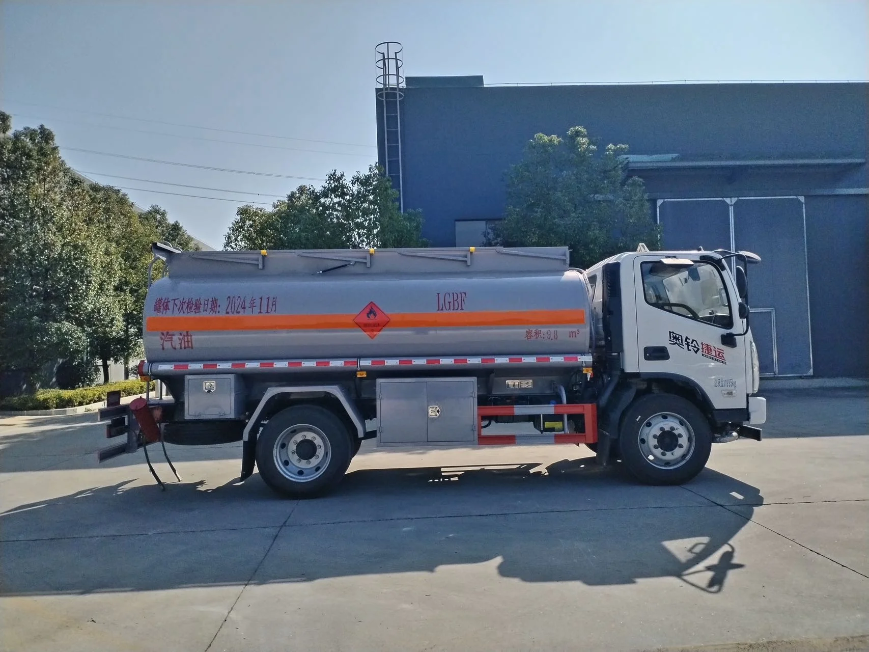 Dongfeng 4x2 13m3 Oil Transport Truck - Reliable Fuel Tanker for Refueling