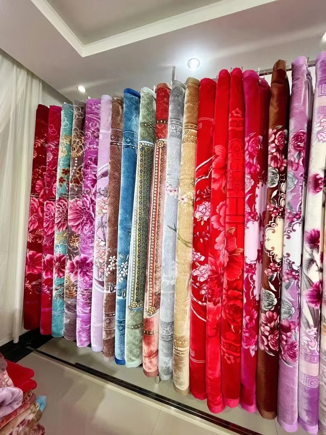 Wholesale Polyester Super Soft Cozy Raschel Mink Blanket for dubai Luxury Gift Raschel Blanket for Winter