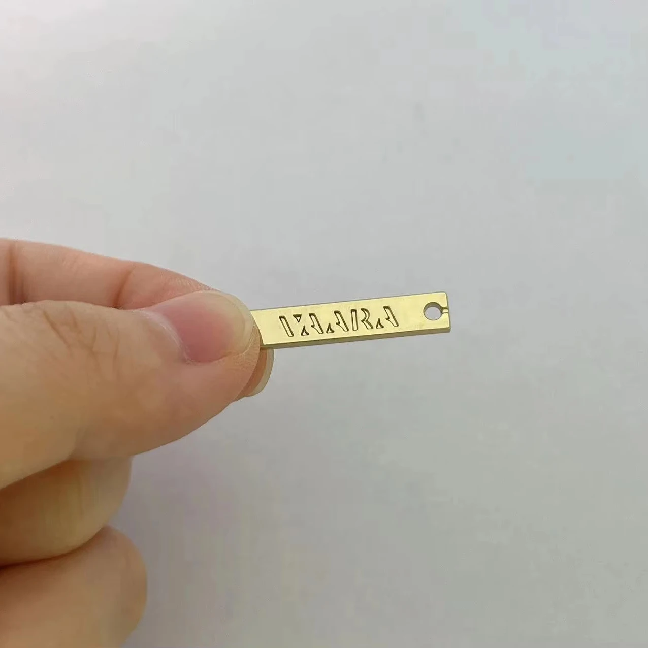 Высокоточные металлические этикетки с индивидуальным логотипом для одежды и обуви