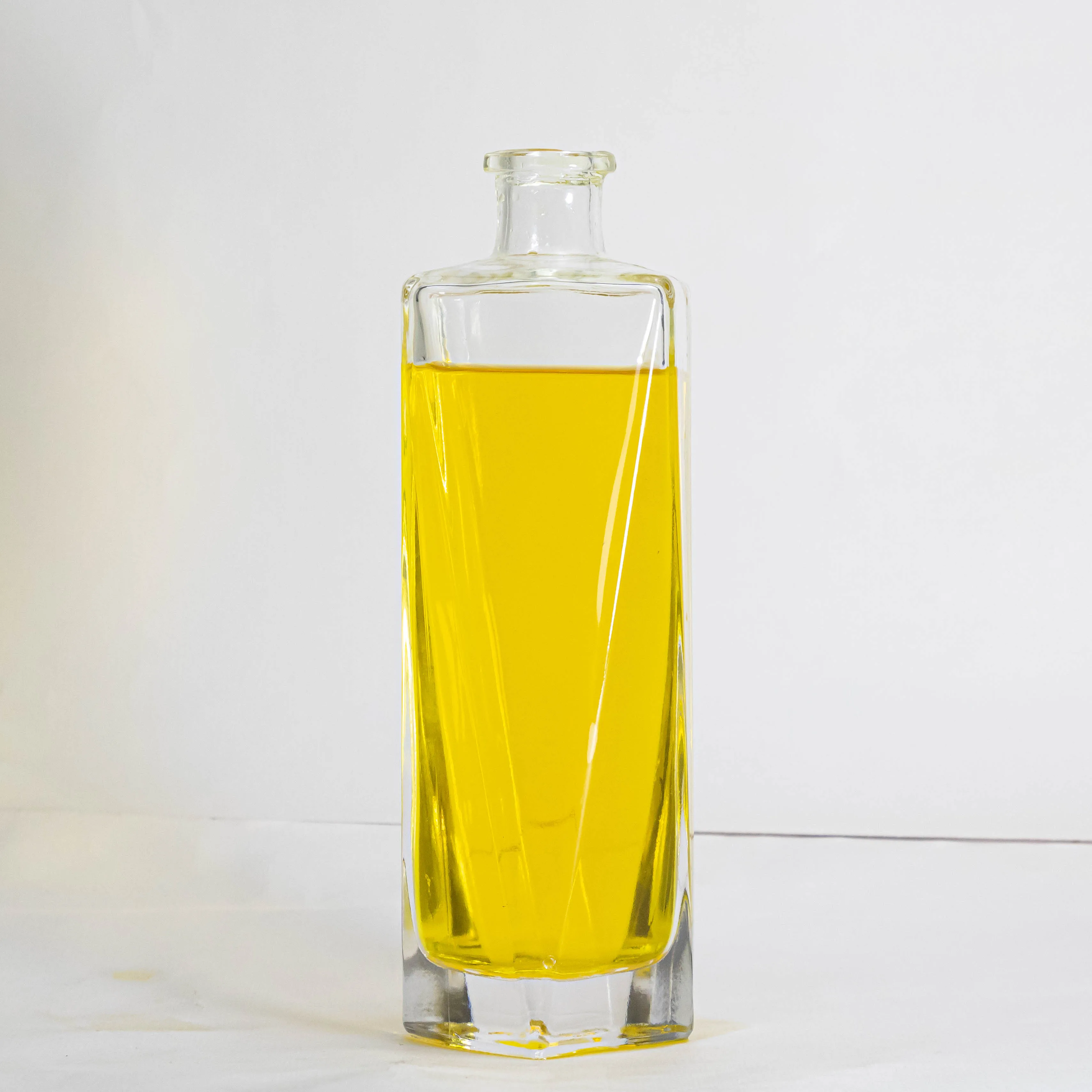 Custom  whiskey liquor/alcohol/spirit glass bottle 500ml alcohol glass bottle