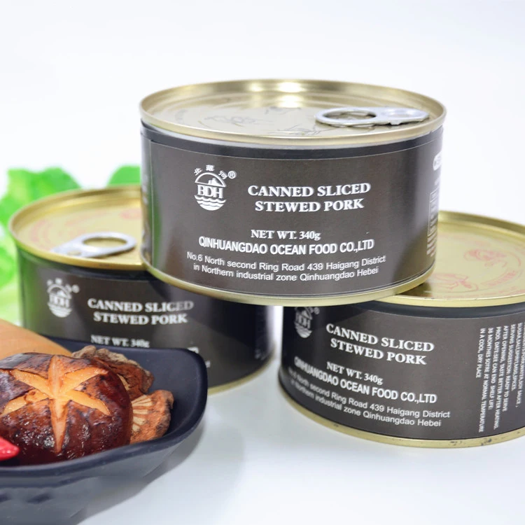 Консервированные кусочки мяса из тушеной свинины