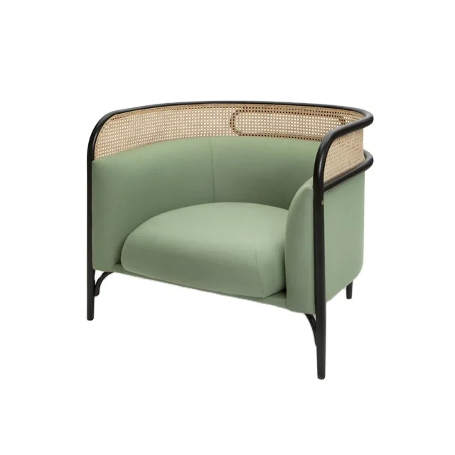 Современное красивое кресло из ротанга зеленого цвета