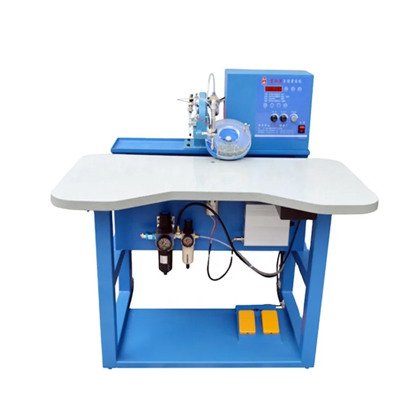 Rhinestone pearl attaching machine for riveting pearl on cloth