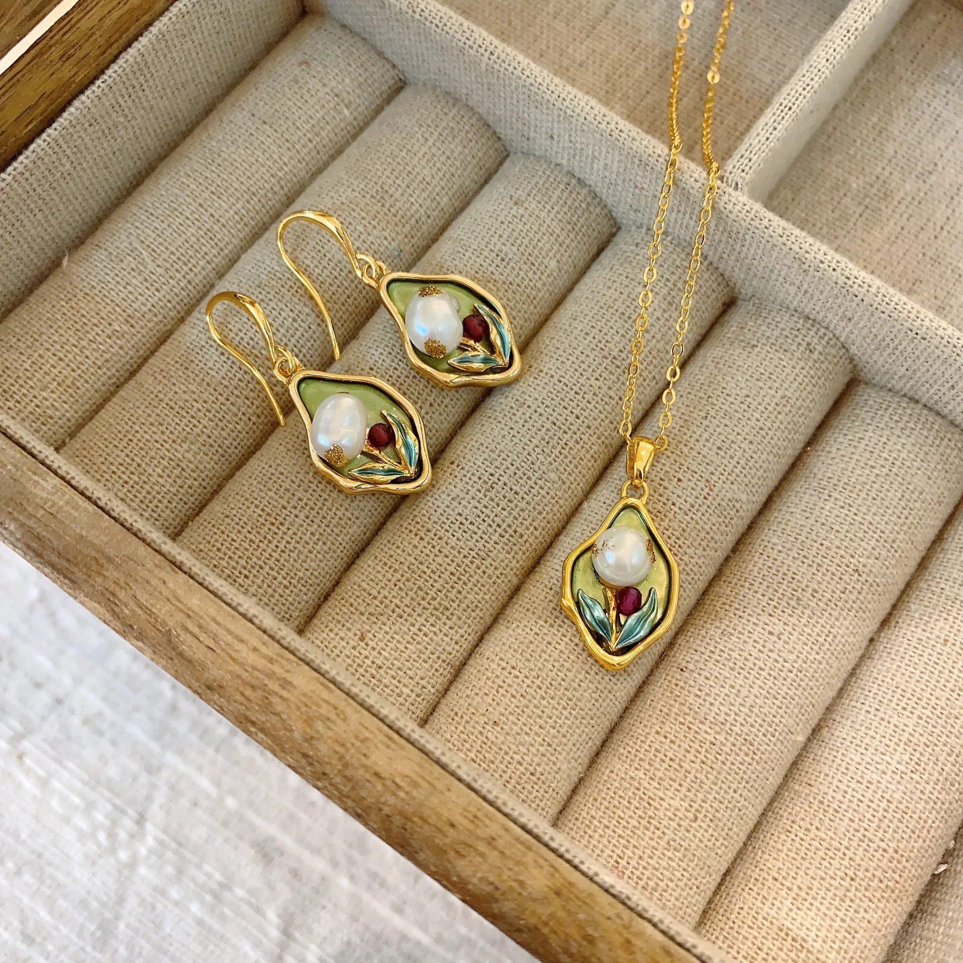 Vintage Oil Painting Pearl Earrings Palace Wind Ear Buckle Luxury High Sense Necklace