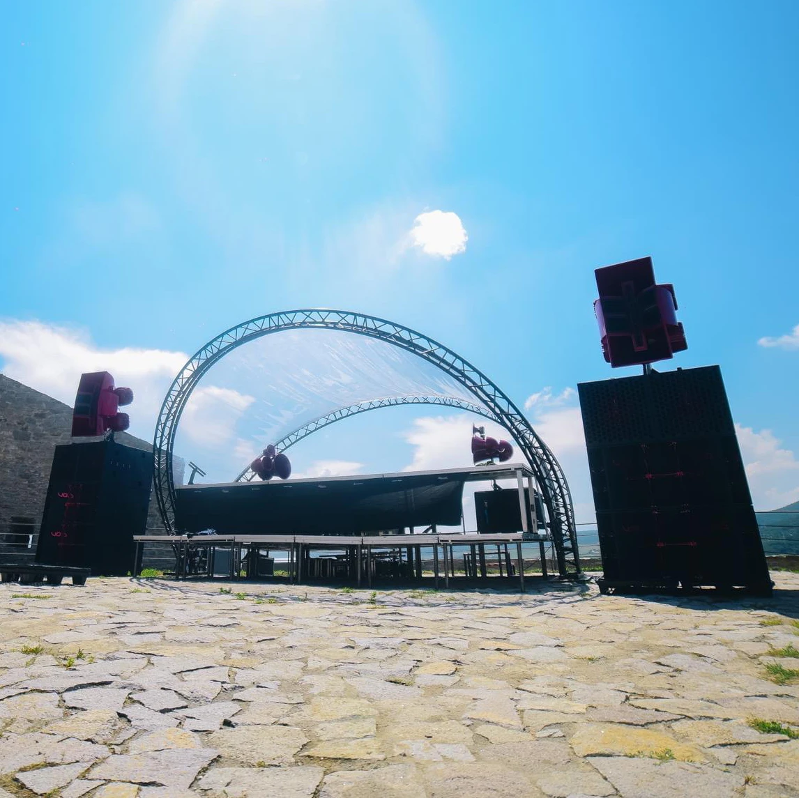 Aluminum arch round roof triangle truss stage display dj booth with canvas PVC white tent in Citadela Festival