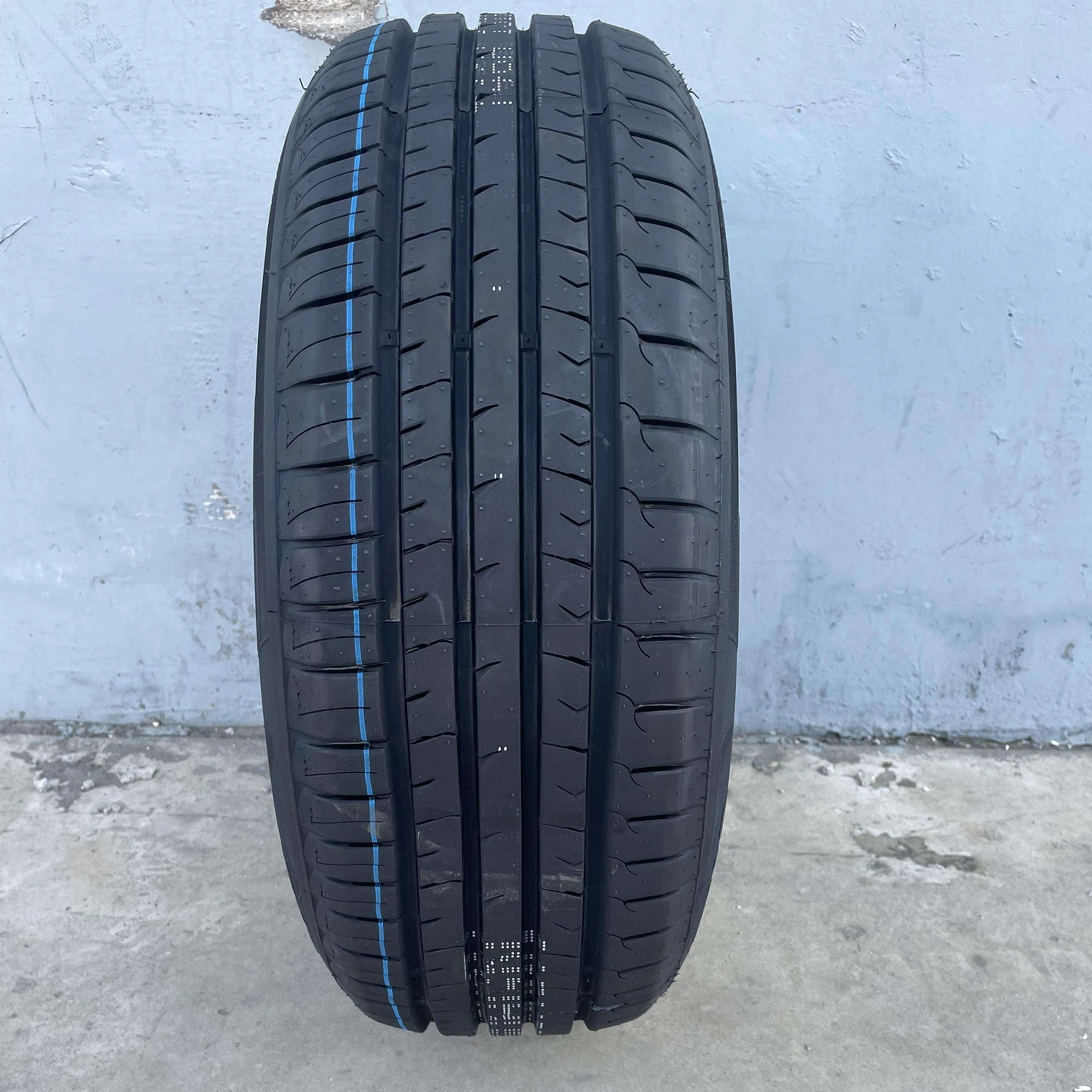 Wholesale Chinese good price Longmarch Winda Charmhoo PCR car tire for Europe