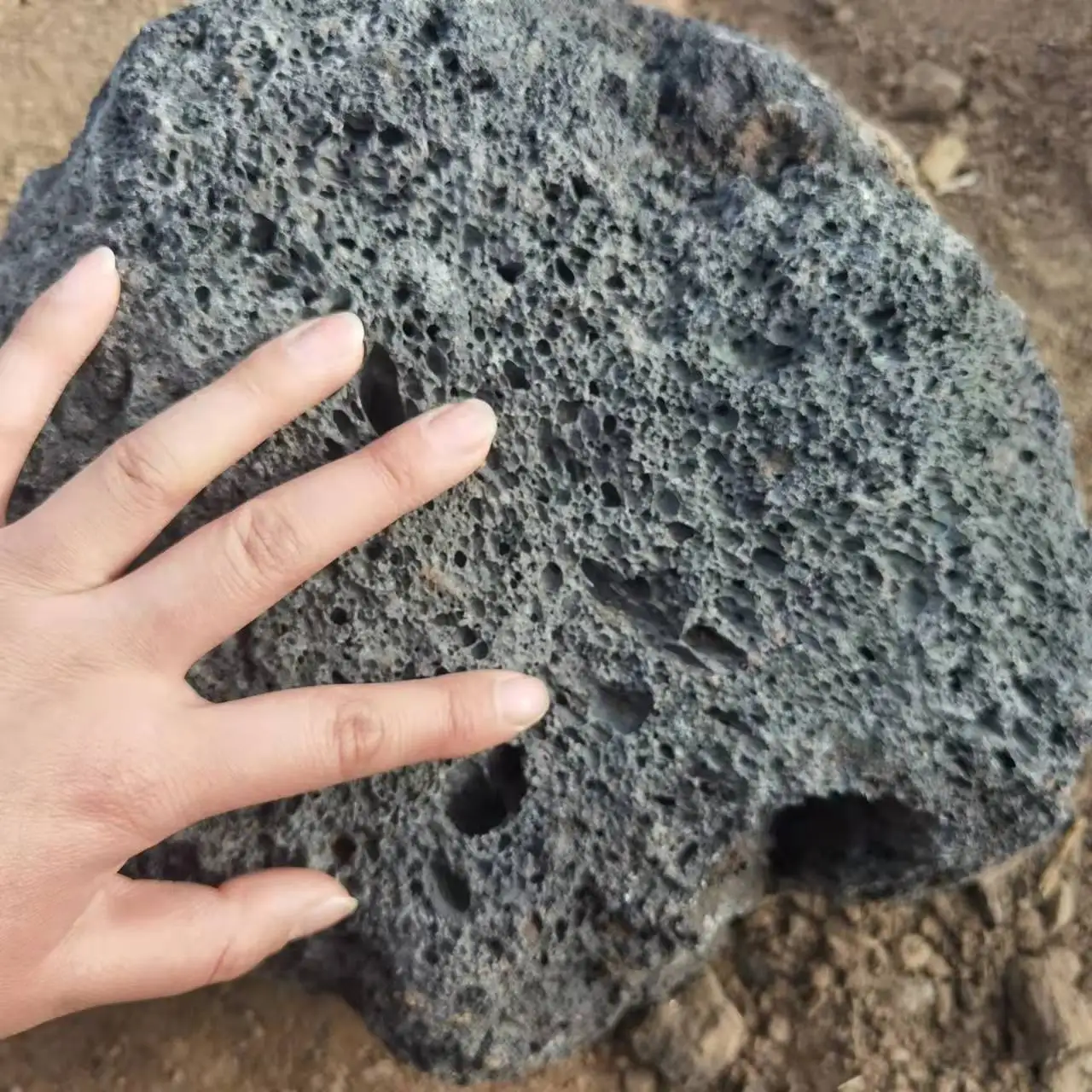 Black Tumbled Pool Water Filter aquarium lava rock volcanic landscape rocks large volcanic rock for sale