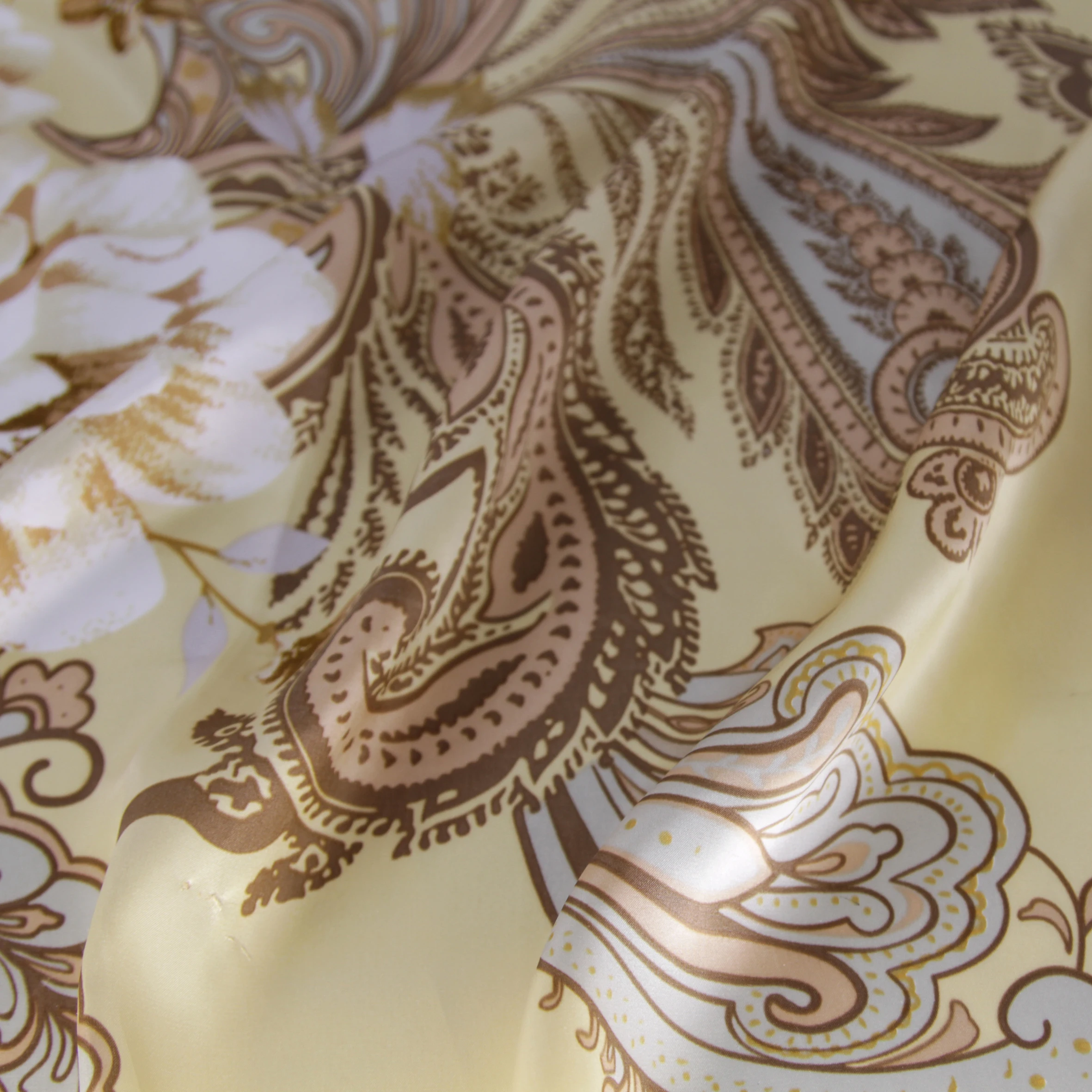 Шелковая атласная ткань с принтом в наличии оптом