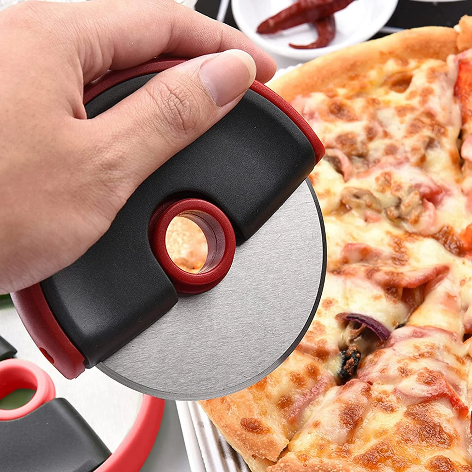 Hot sales in 2023 Pizza Cutter Wheel  Stainless Steel Kitchen Pizza Wheels Round Pizza Cutter With Protective Guard