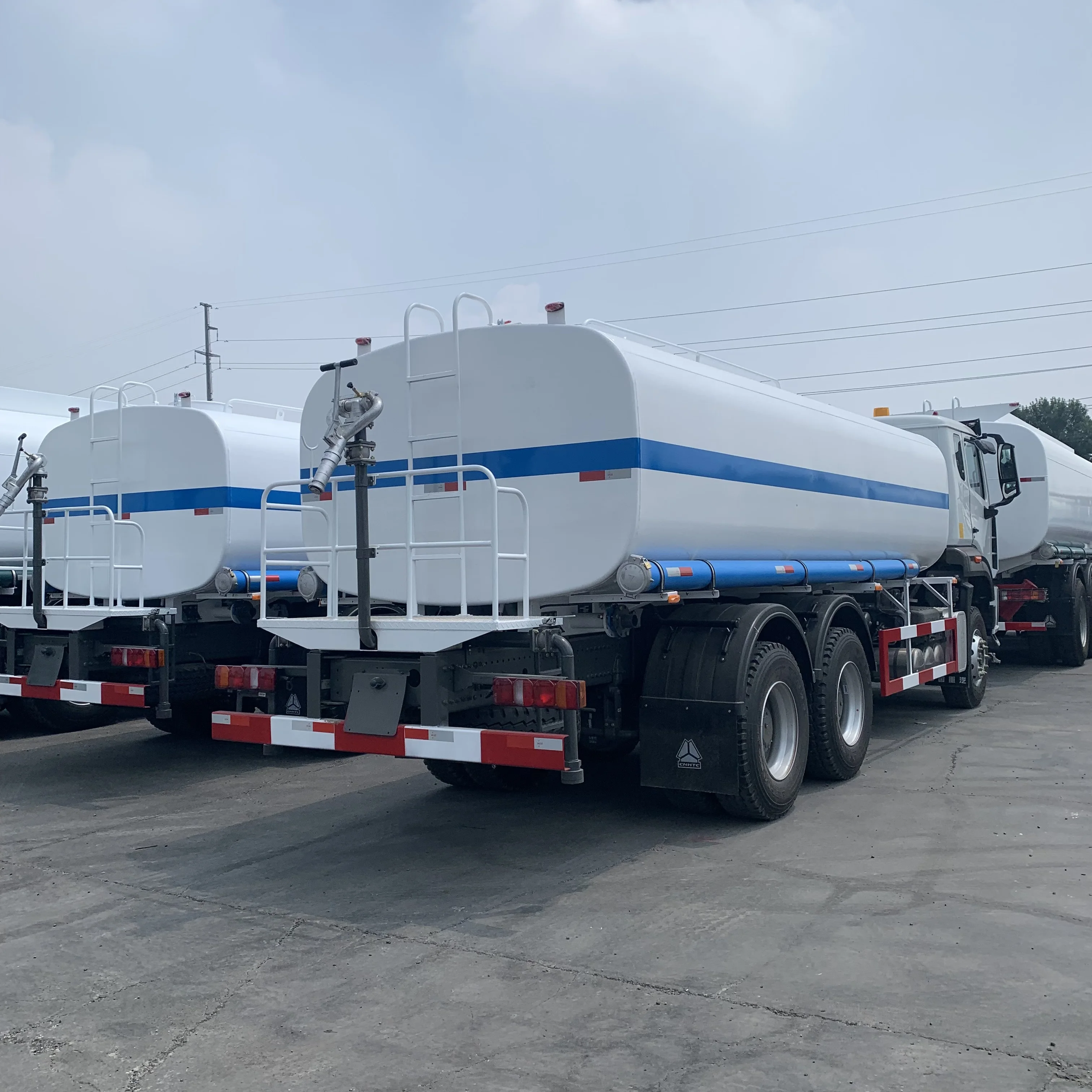 SINOTRUK Low Price HOWO 4X2 6X4 8X4 10 cbm 12cbm 20m3 water tank truck for hot sale