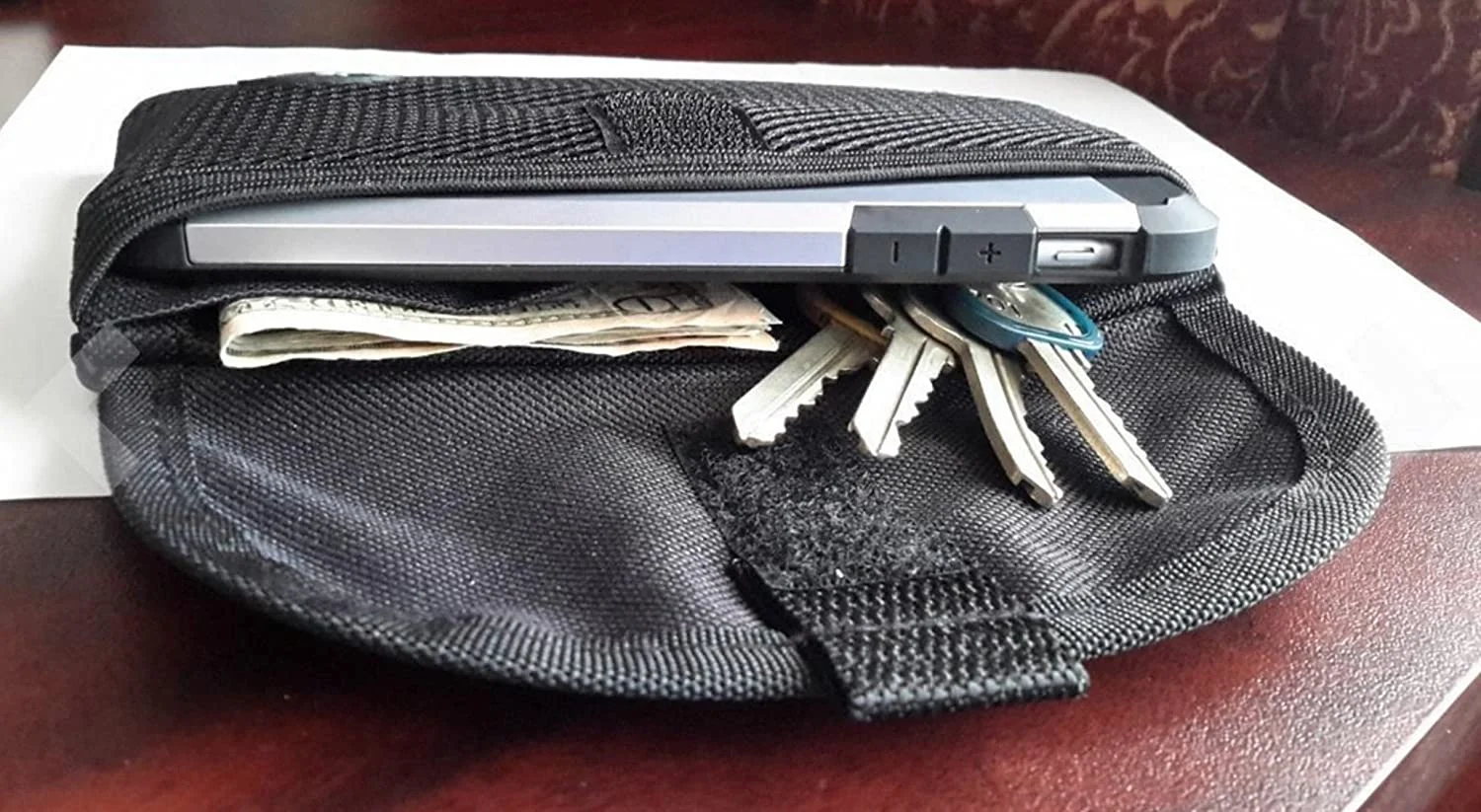 Magnetic Buddy Pouch Beltless Running Pouch Waist Bag for Running Fitness Workouts and Traveling