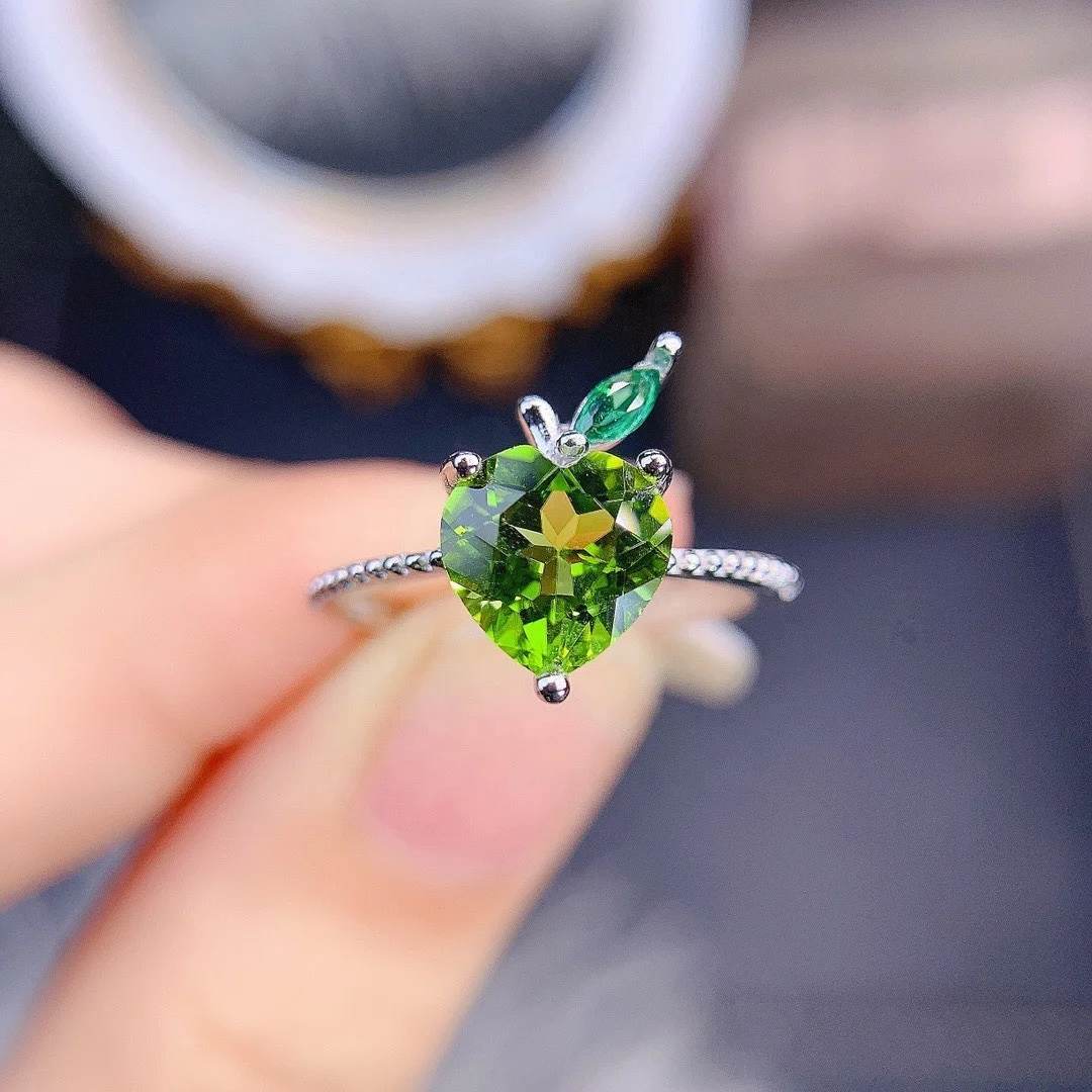 New High Quality Artificial Olivine Rings Inlaid with 8*8mm Love Heart Apple Green Crystal Ring Exquisite Daily Jewelry