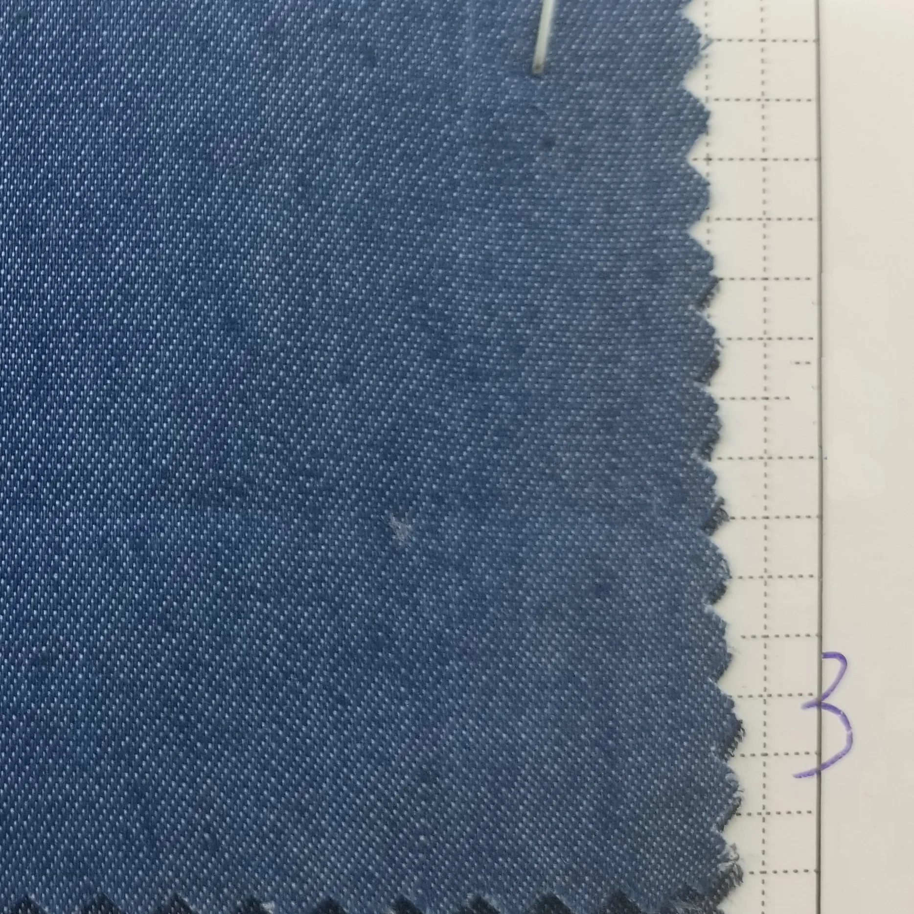  Готовая готовая тонкая Потертая джинсовая ткань 4 унции Полиэстеровая хлопковая ширина 145 см пряжа 32 * 100D используется для летней рубашки платьев брюк