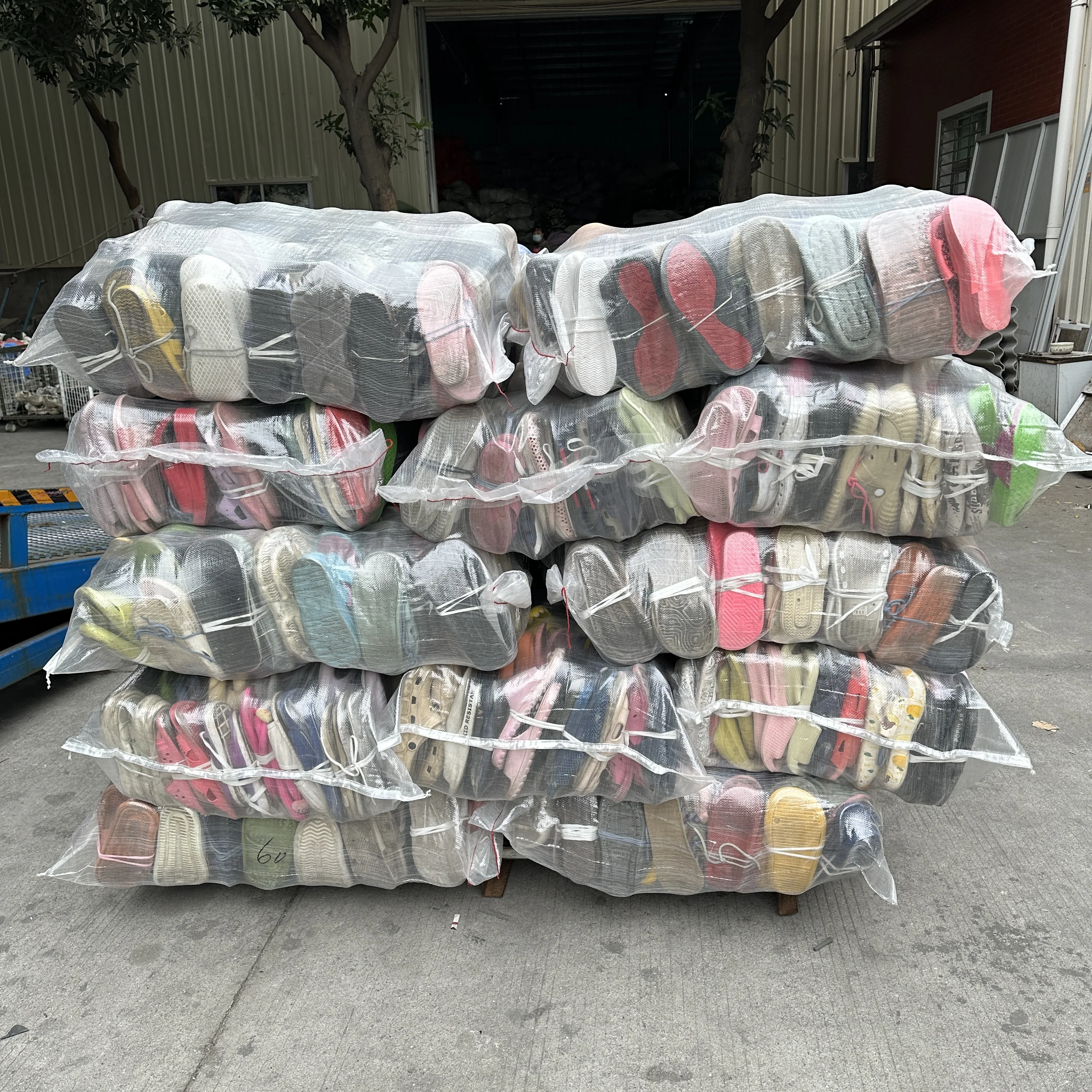 China ukay ukay bales second hand men sports shoes bundle used shoes supplier men running shoes