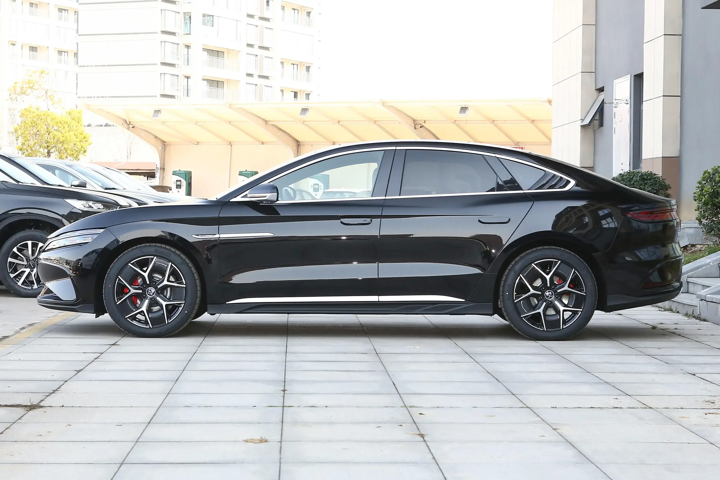 YK MOTORS Byd Electric Car Byd Han Ev 2023 Used New Energy Vehicles Right Hand Drive Byd Han Pure Vehicle