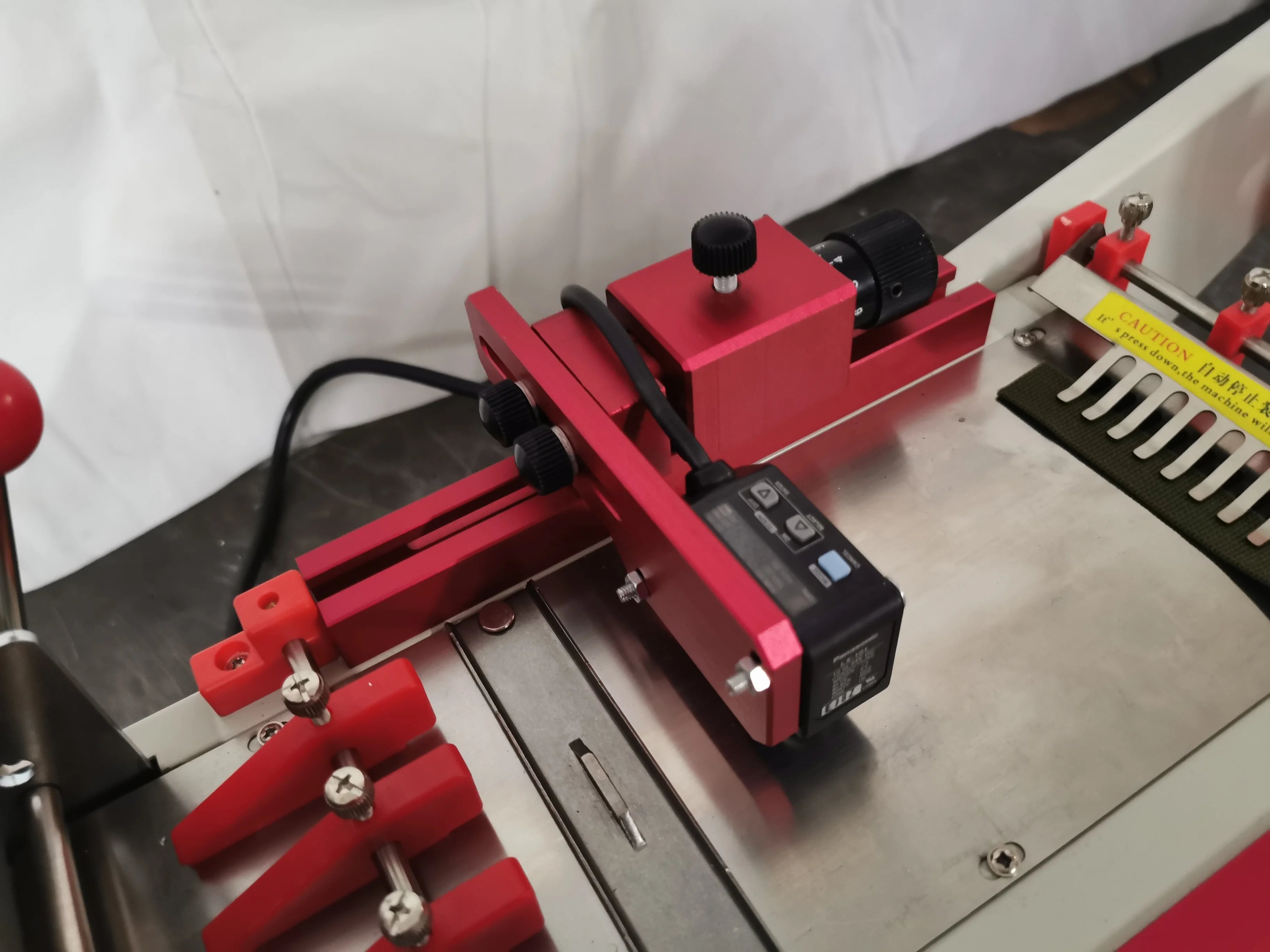 Automatic Label Hot Cutter Hot and Cold Cutter with Sensor Printed Label Cutting Machine