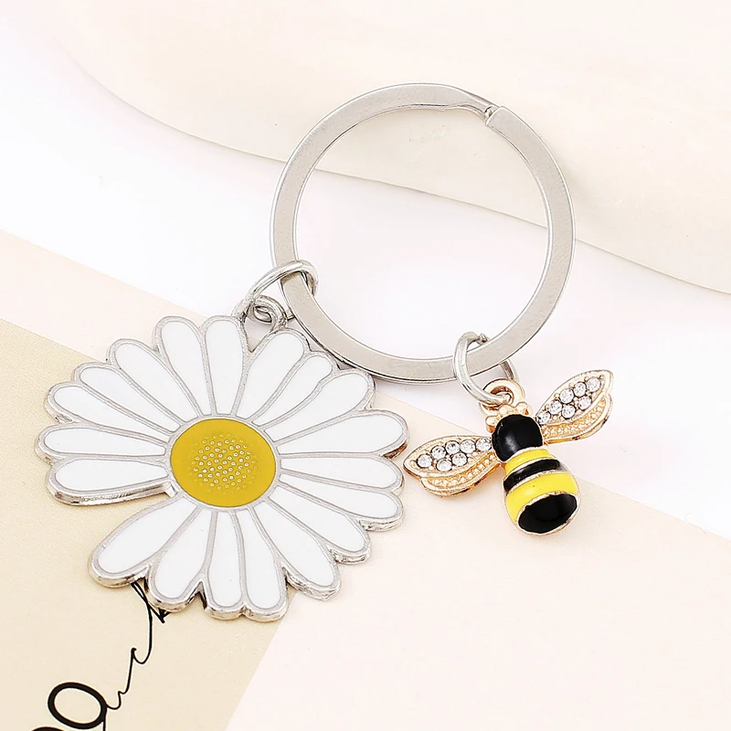 Lovely Key Bag Charms Keyring Metal Enamel Bee White Daisy Flower Keychain Accessory For Women