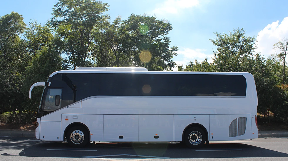 Hot selling JXK6900 Coach Bus in modern and stylish design with front windshield and defroster in big luggage compartment design