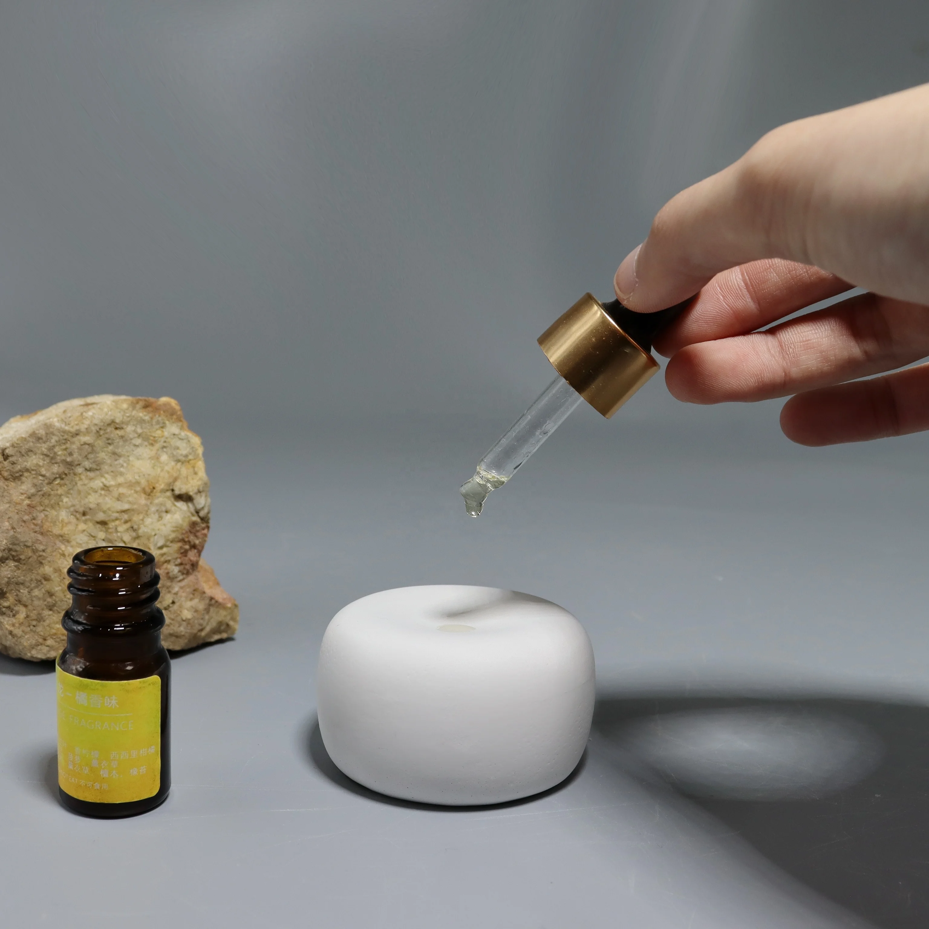 OEM White Diffuser Concave Structure Fragrance And Essential Oil Diffuser Aroma Stone Diffuser