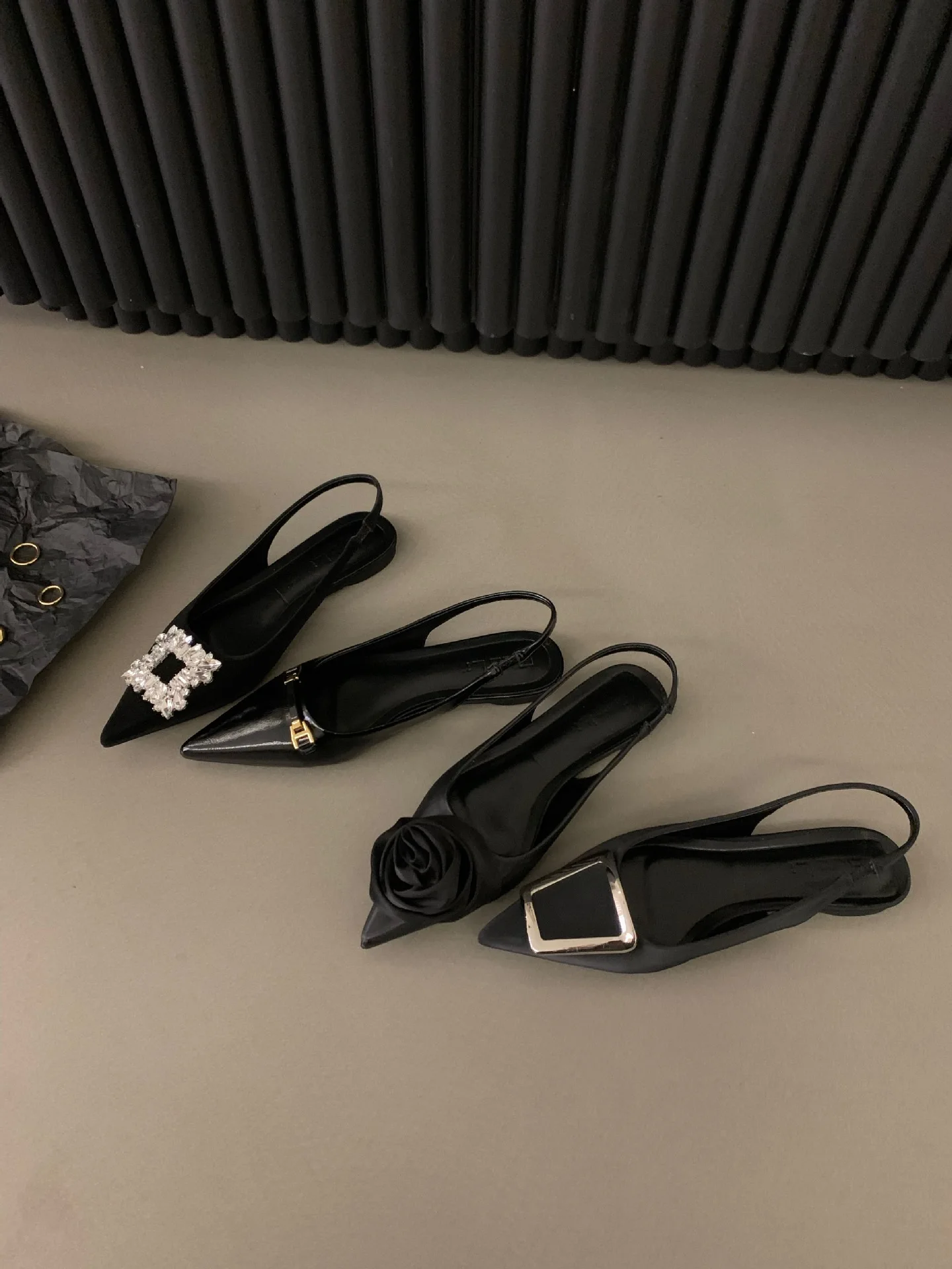 QuiteS French Flat Black Sandals Ladies Sandals New Design Latest Spring Pointy Rhinestone Temperament Single Shoes