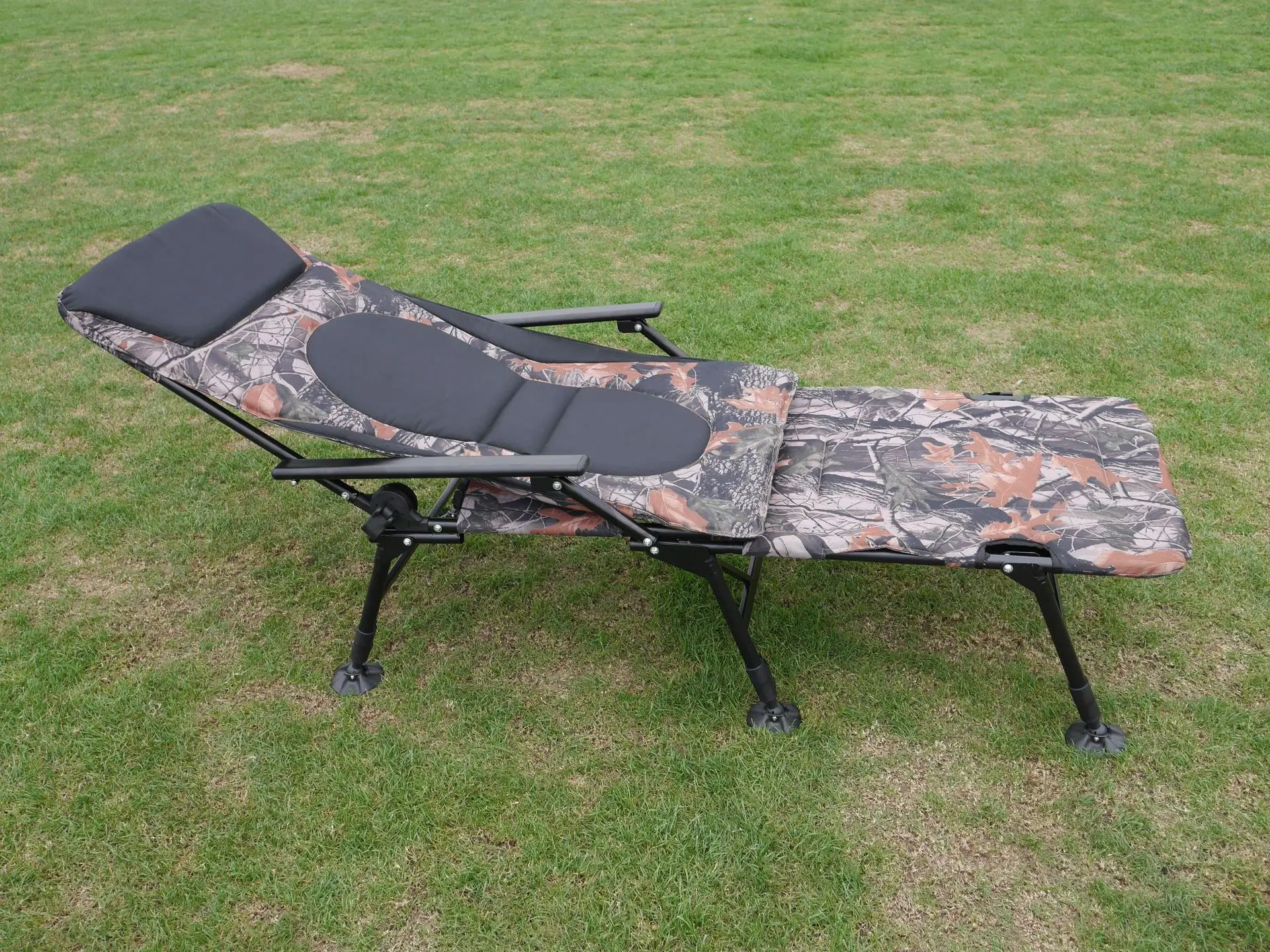 Wholesale portable Outdoor Aluminum Iron Campng Recliner Low Seat Foldable Fishing Lounge Chair