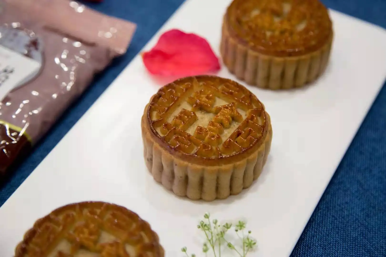 High Quality  Custom Cantonese Delicious Mooncakes Staff Welfare Liuxin Egg Yolk Mooncakes