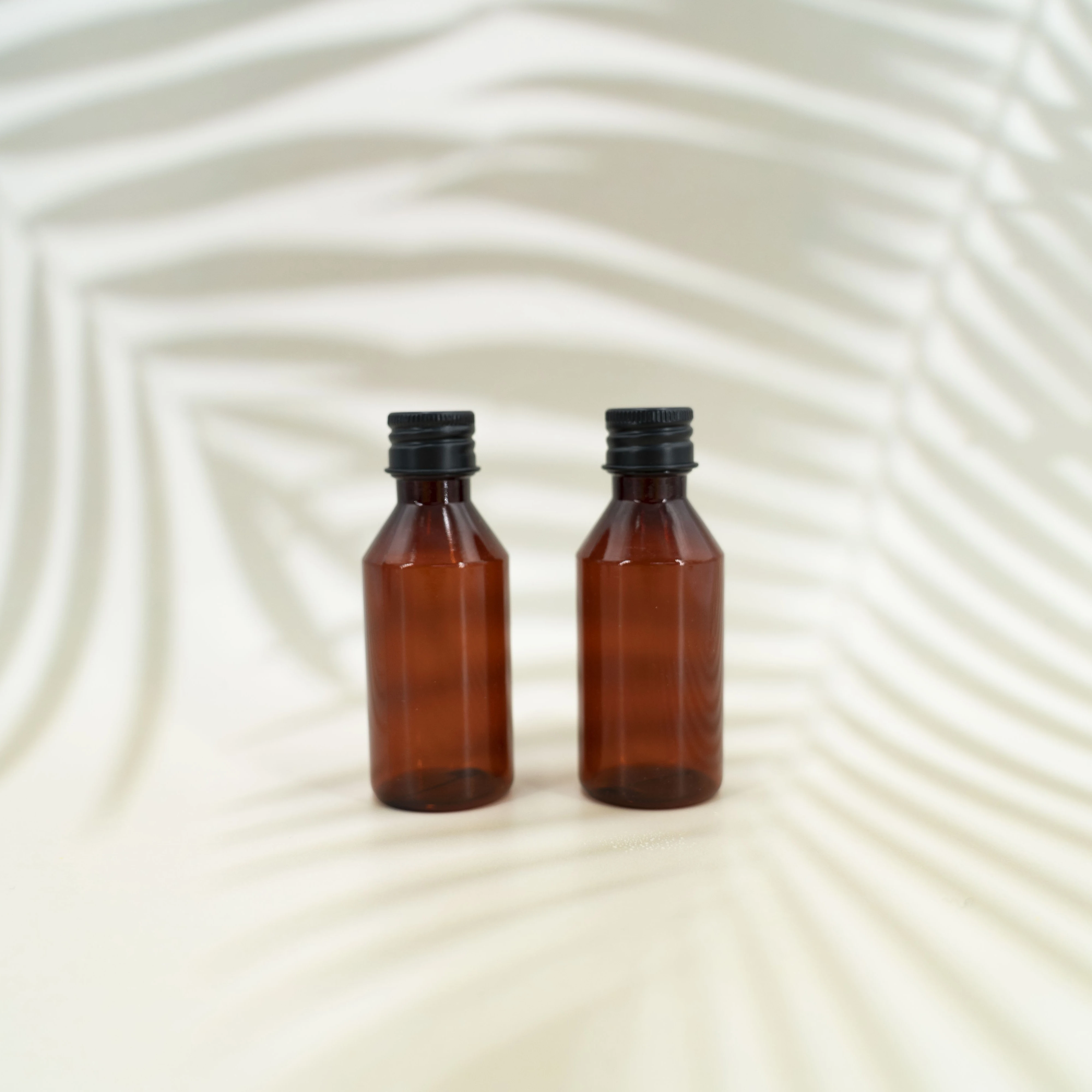 Portable Travel Bottles Round Plastic Cosmetic Mini Amber Bottle Packaging Dispenser skincare container with screw cap for hotel