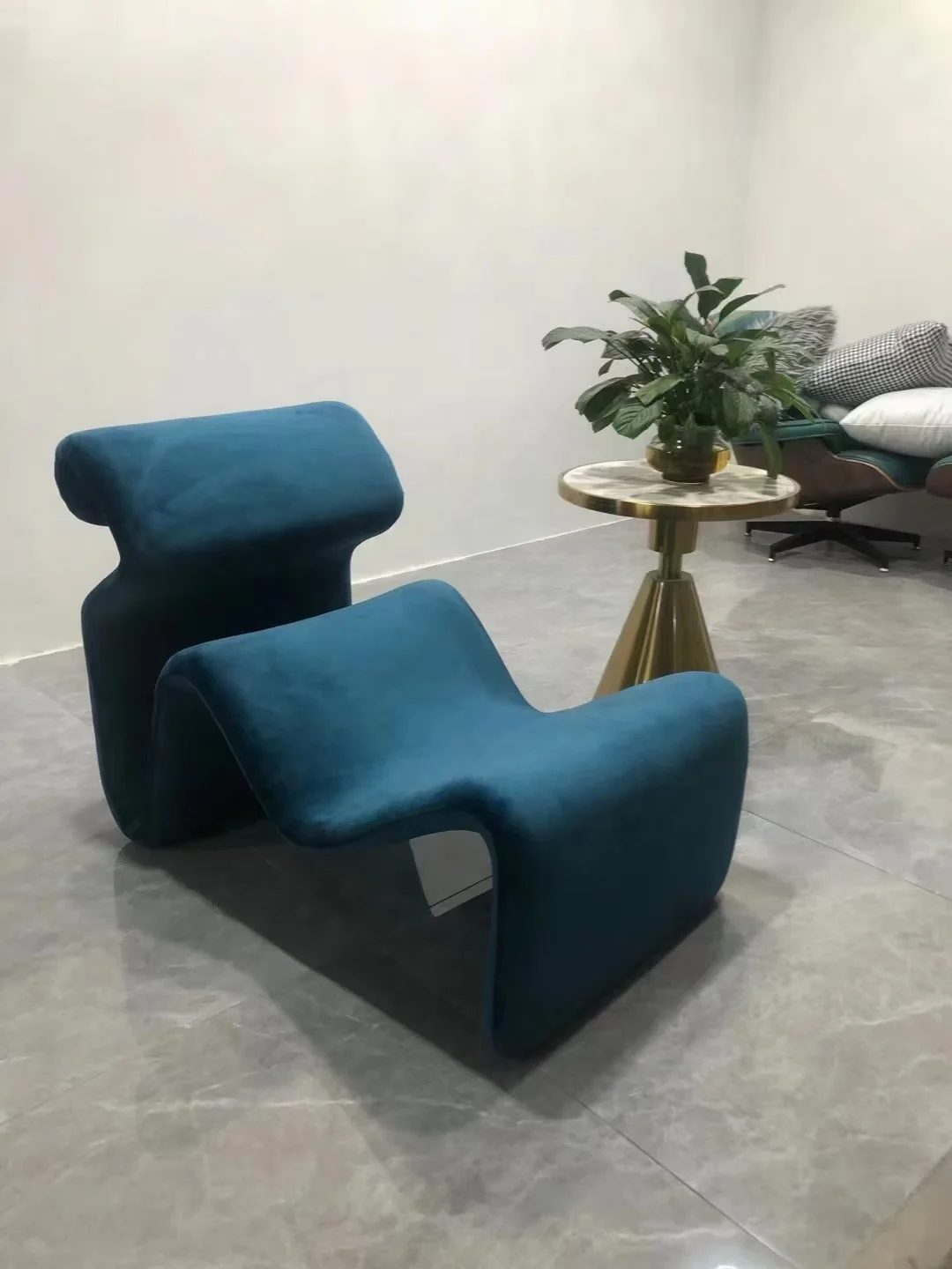 MEIJIA Designer abstract lines fold and Etcetera Bend bendy velvet Lounge Chair fiberglass profiled lounge chair