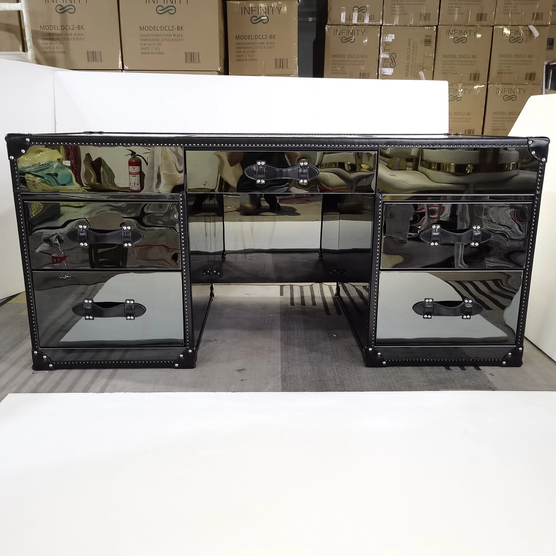 Офисный стол из нержавеющей стали черного цвета с покрытием из Натуральной Черной Кожи