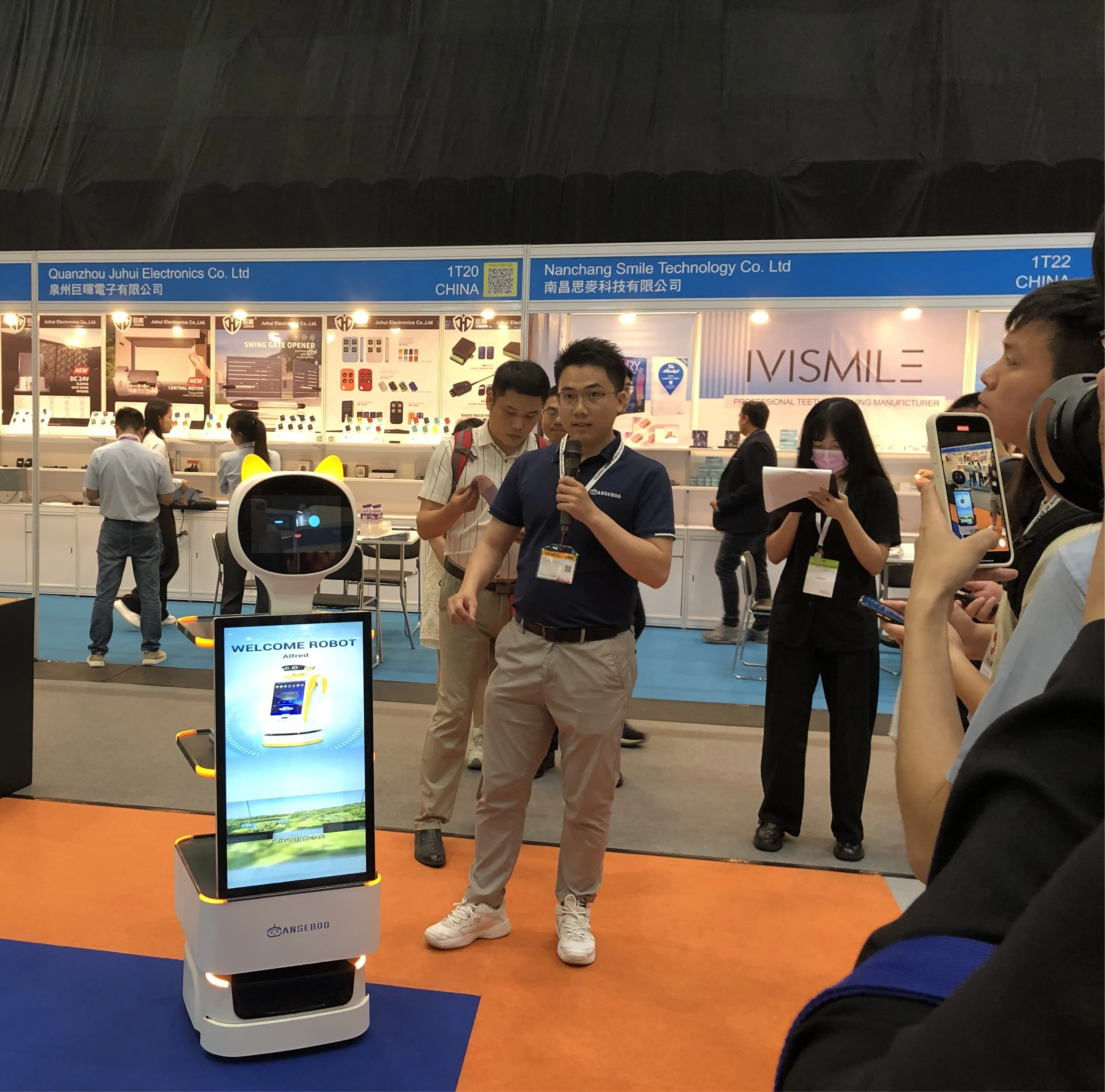 AI Robot Led Advertise Auto Mobile Digital Advertising With HD Screen Exhibition Booth For Exhibition Advertising