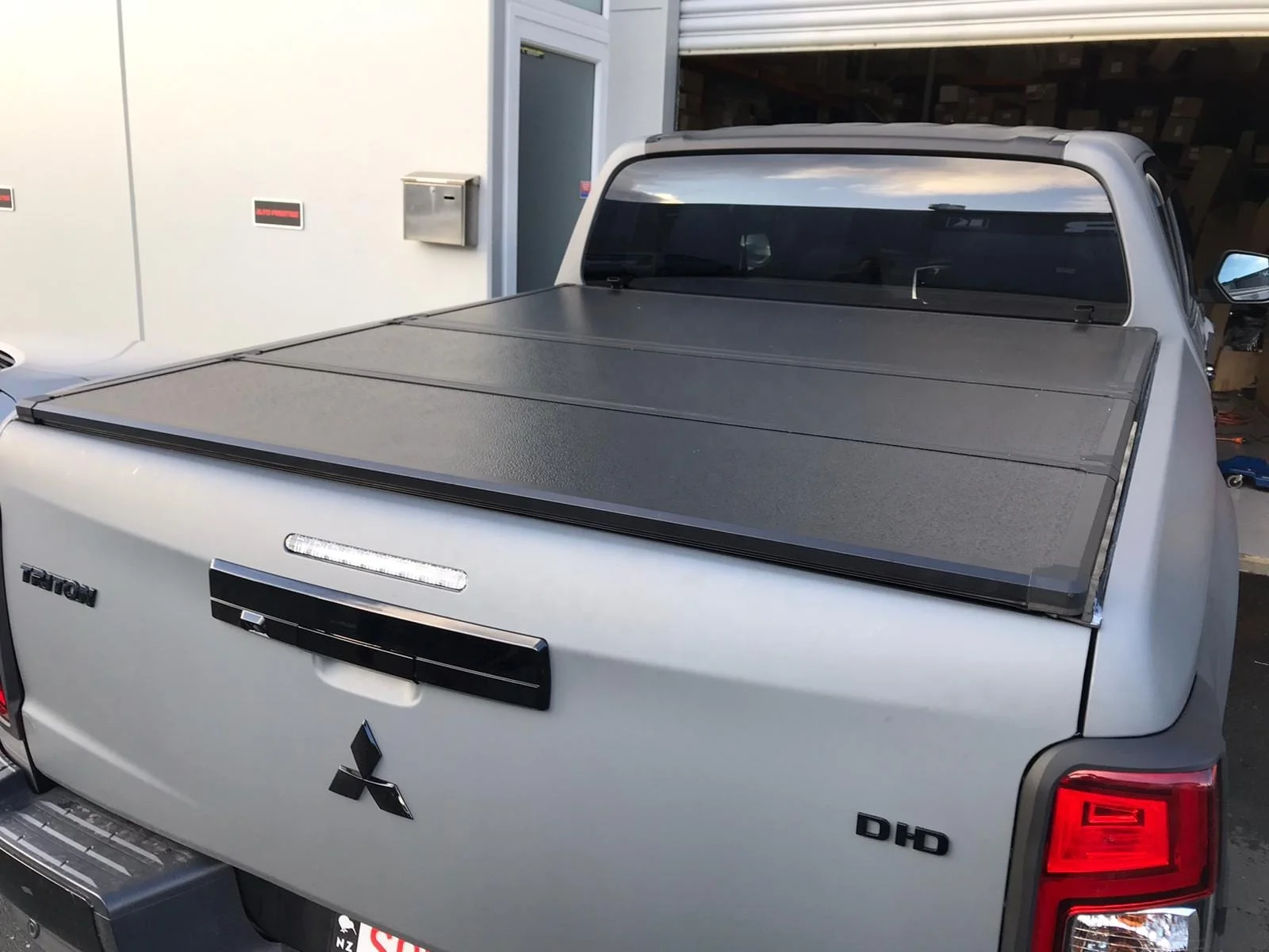 Other Exterior Accessories Hard Tri Fold Tonneau Cover Pickup Truck Cover for Toyota Hilux 4x4