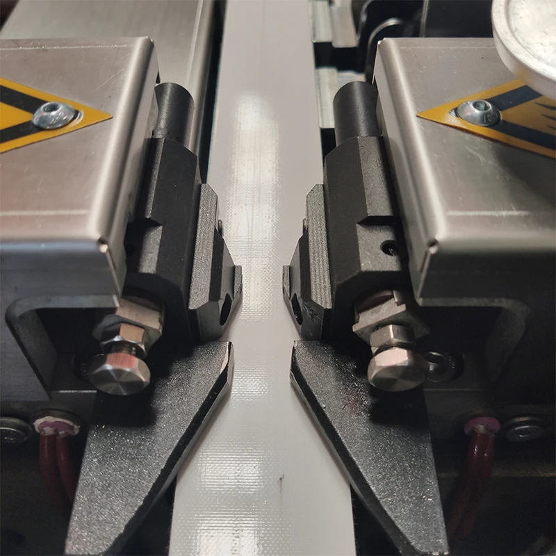 Automatic butyl extruder machine for insulating glass unit