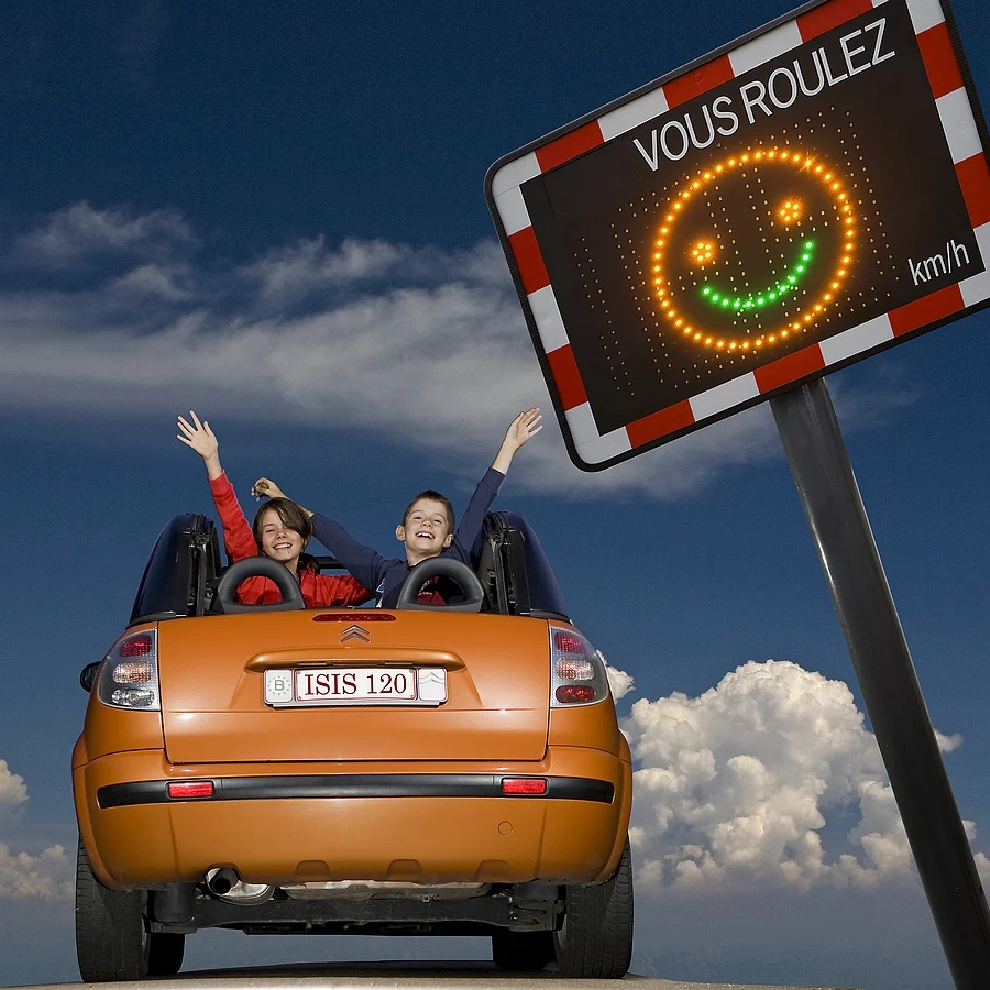 Solar Panel Road Signage Traffic Speed Controller Safety Camera Digit Speed Display Smile Indicator Color