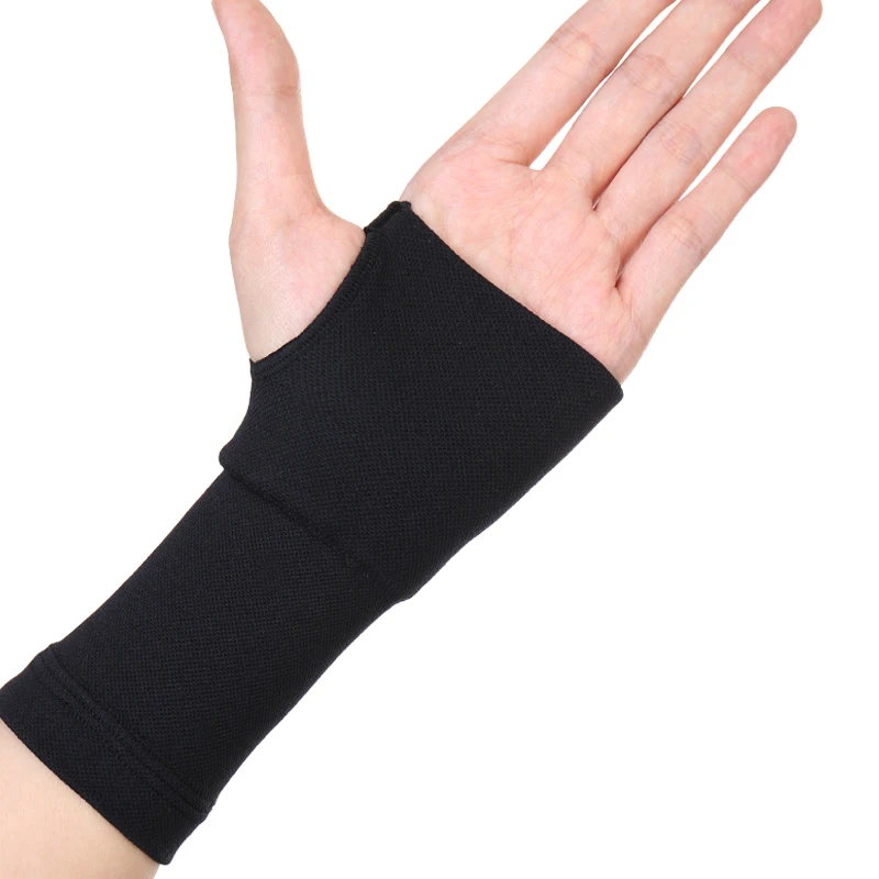 
Breathable wrist sleeve keeps wrist warm and prevents sprains 