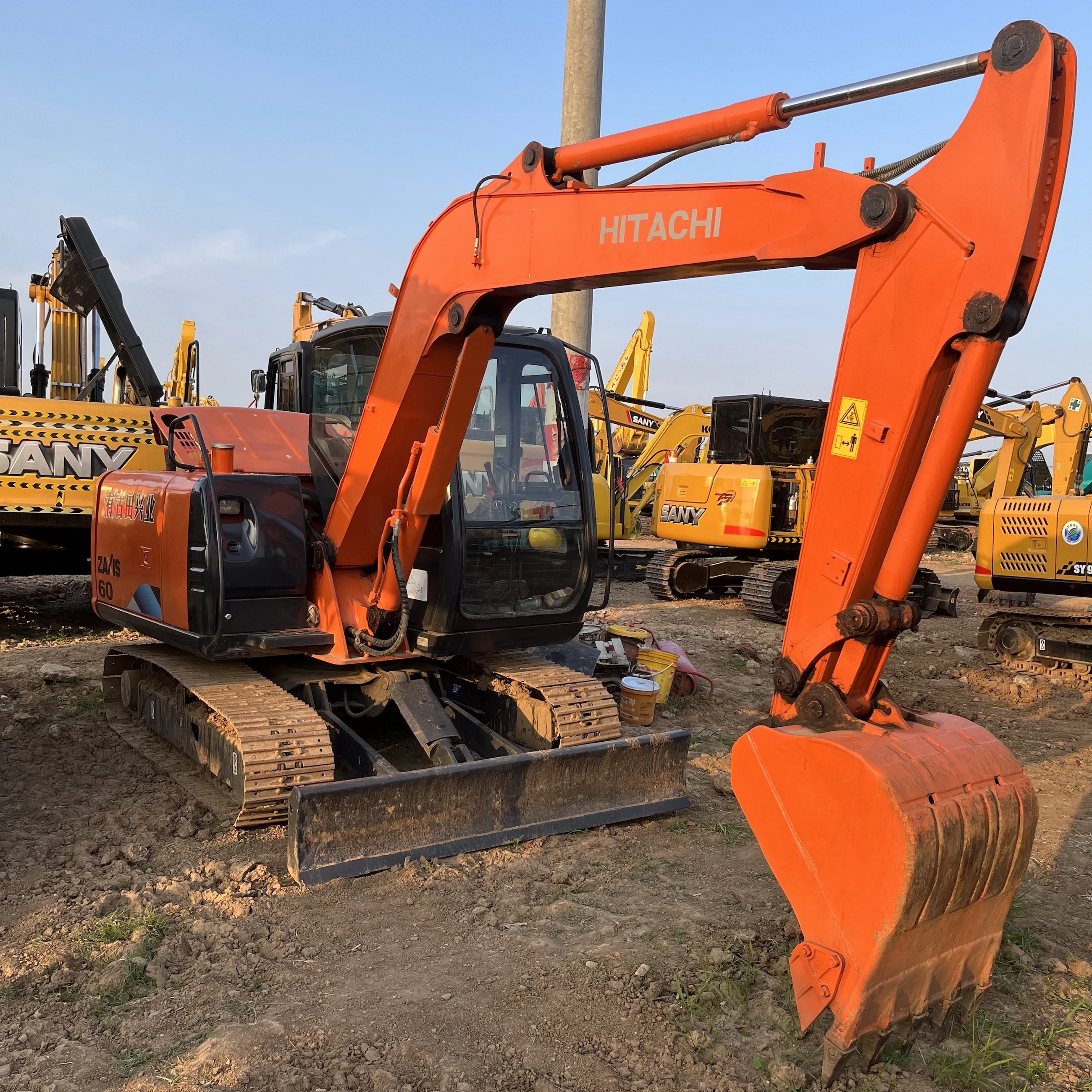 Second hand High quality zx60 zx70 Hitachi mini excavator original Japan digging machine with dozer in stock