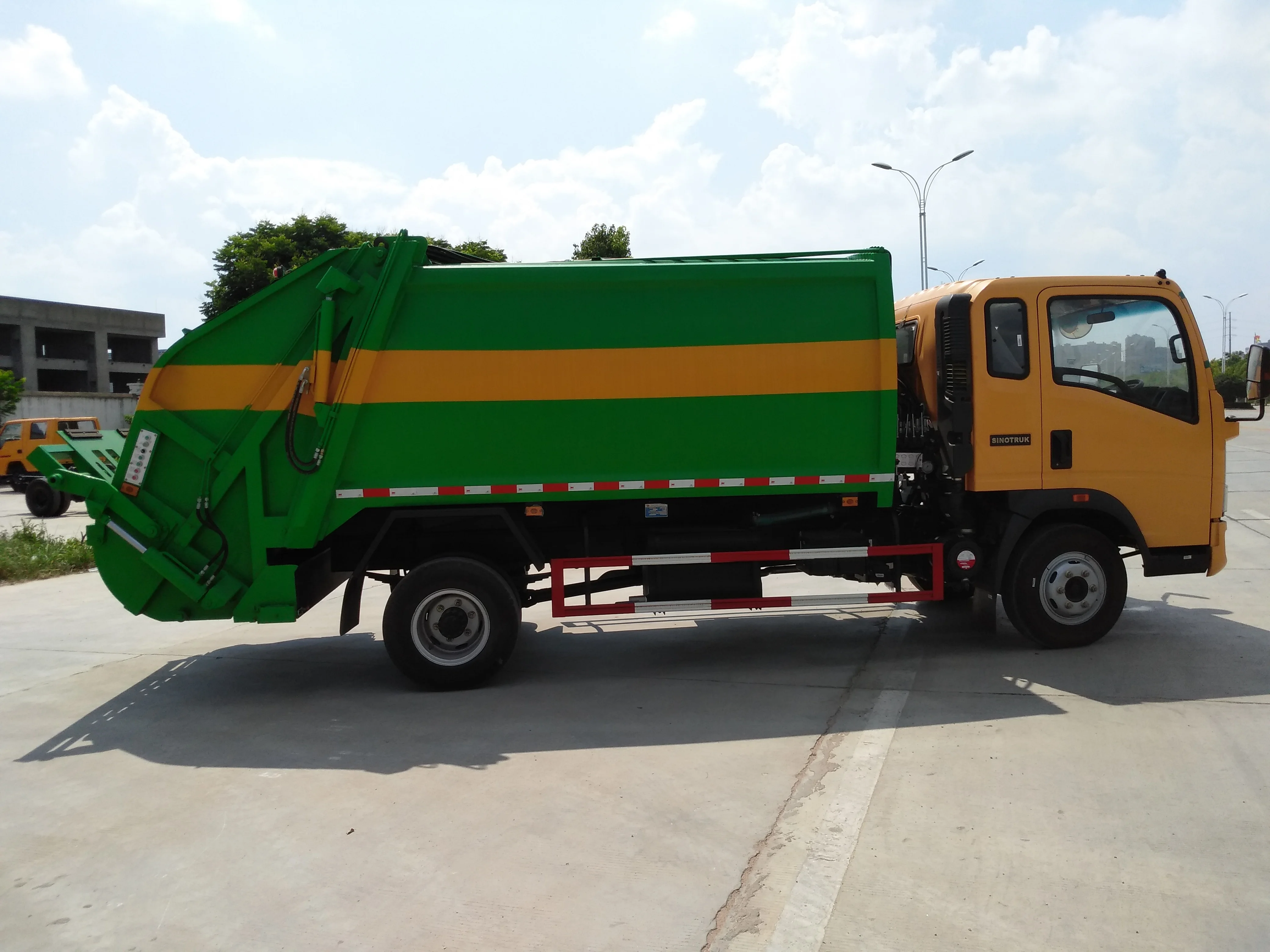 Hot Sale Sinotruck HOWO 6*4 Garbage Truck Capacity of Garbage Truck with Good Price