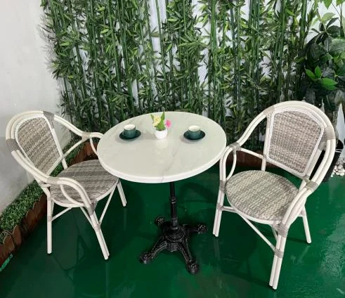 Снаружи французский бистро ротанг стол и стулья за пределами Патио Сад французский ресторан стол и стулья