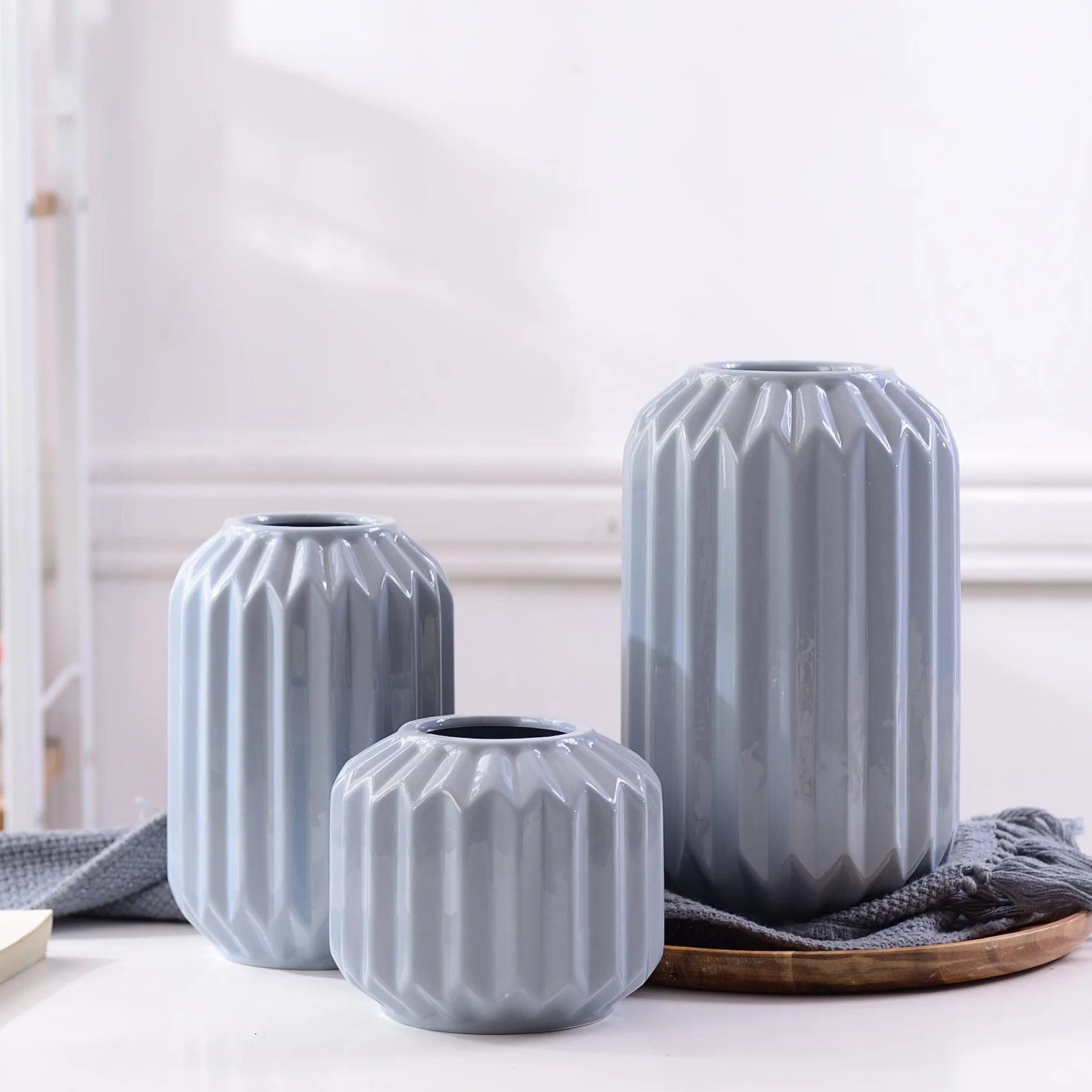 High Quality Modern Decorative Art Pottery White Luxury Flower Vase Home Living Room Decoration  Ceramic Vases For Flowers