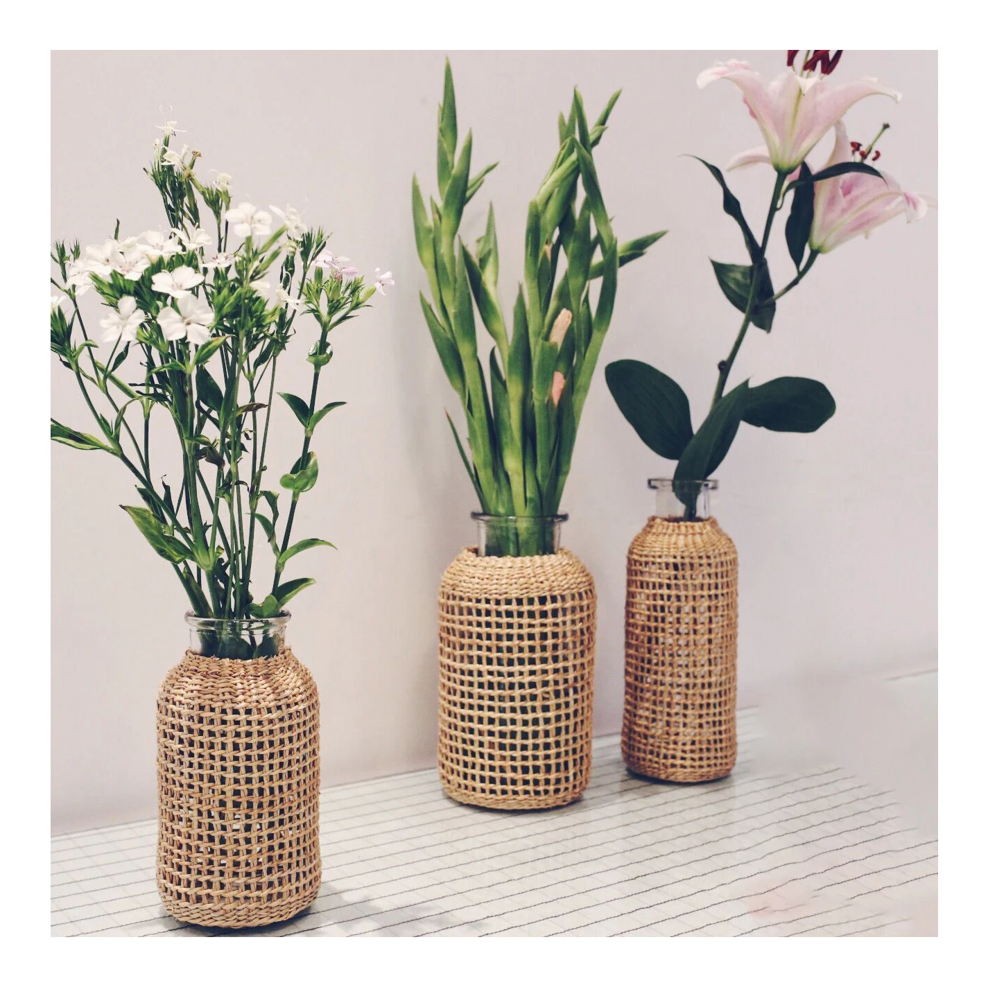 Round Decorative Flower Vase Floral Container Bottle Farmhouse Flower Bud Vase Boho Glass Flower Vase with Rattan Cover