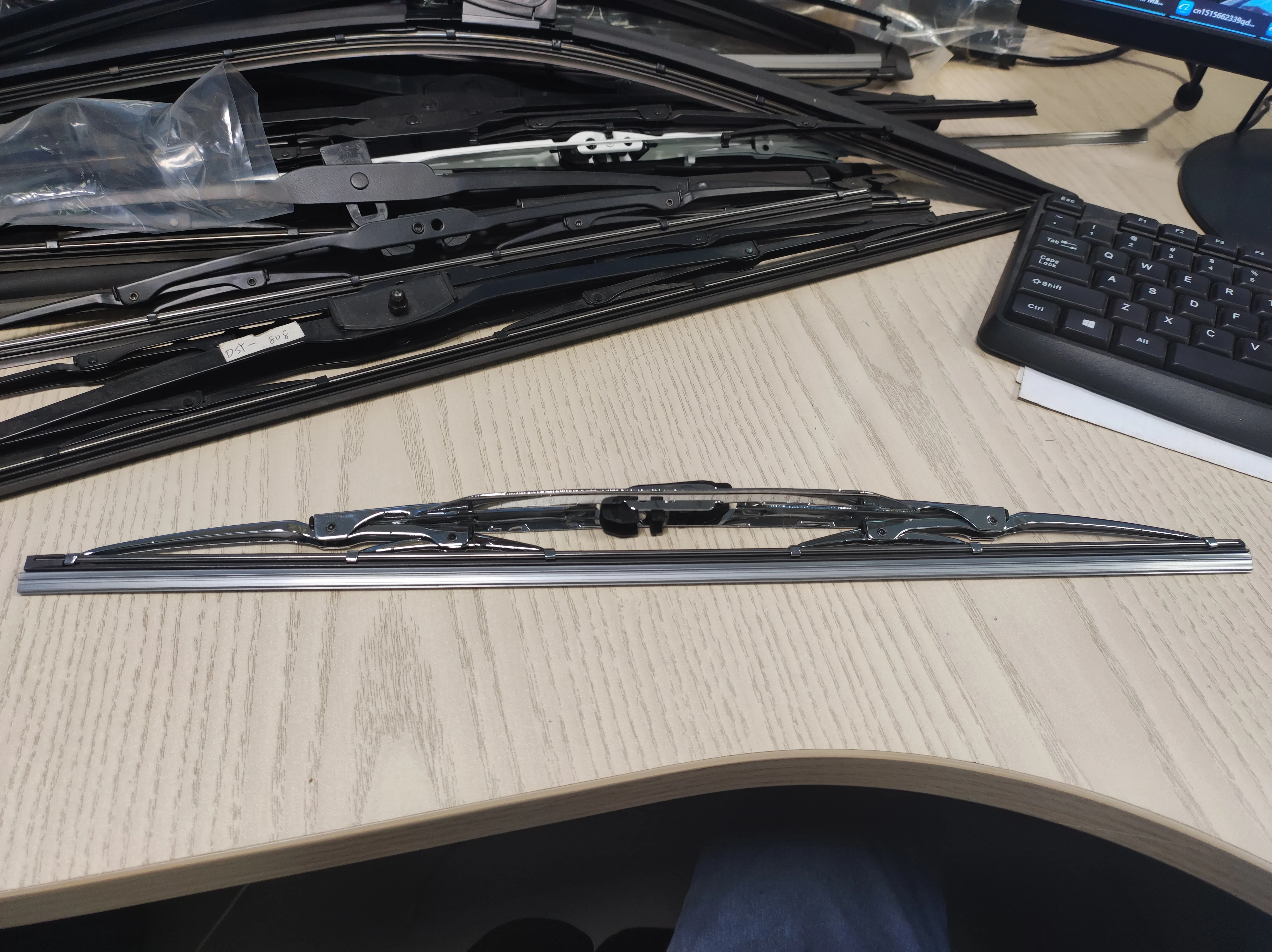 Universal DSY factory 100 chromed frame wiper for cars
