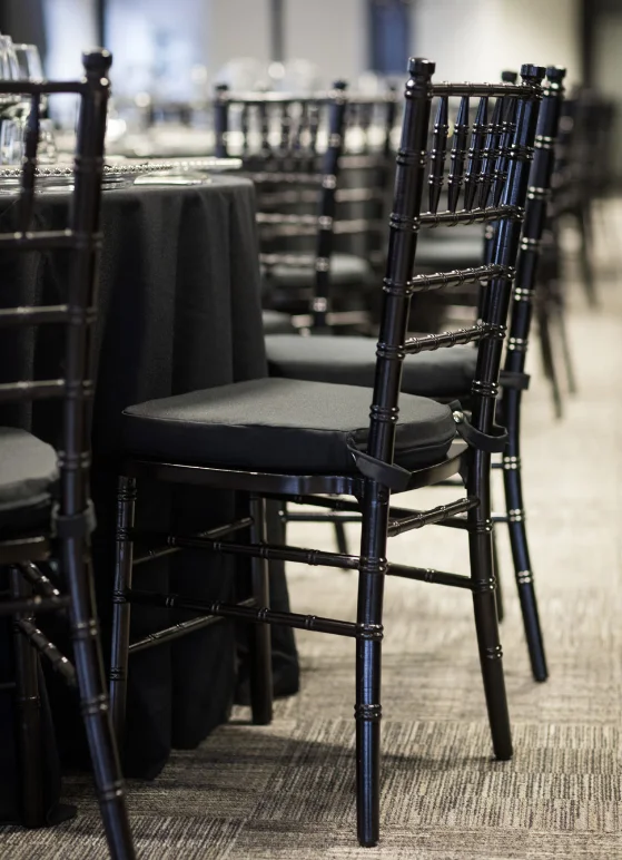 High Quality Hotel Banquet Wedding Party Plastic Resin Black Chiavari Chairs Wholesale