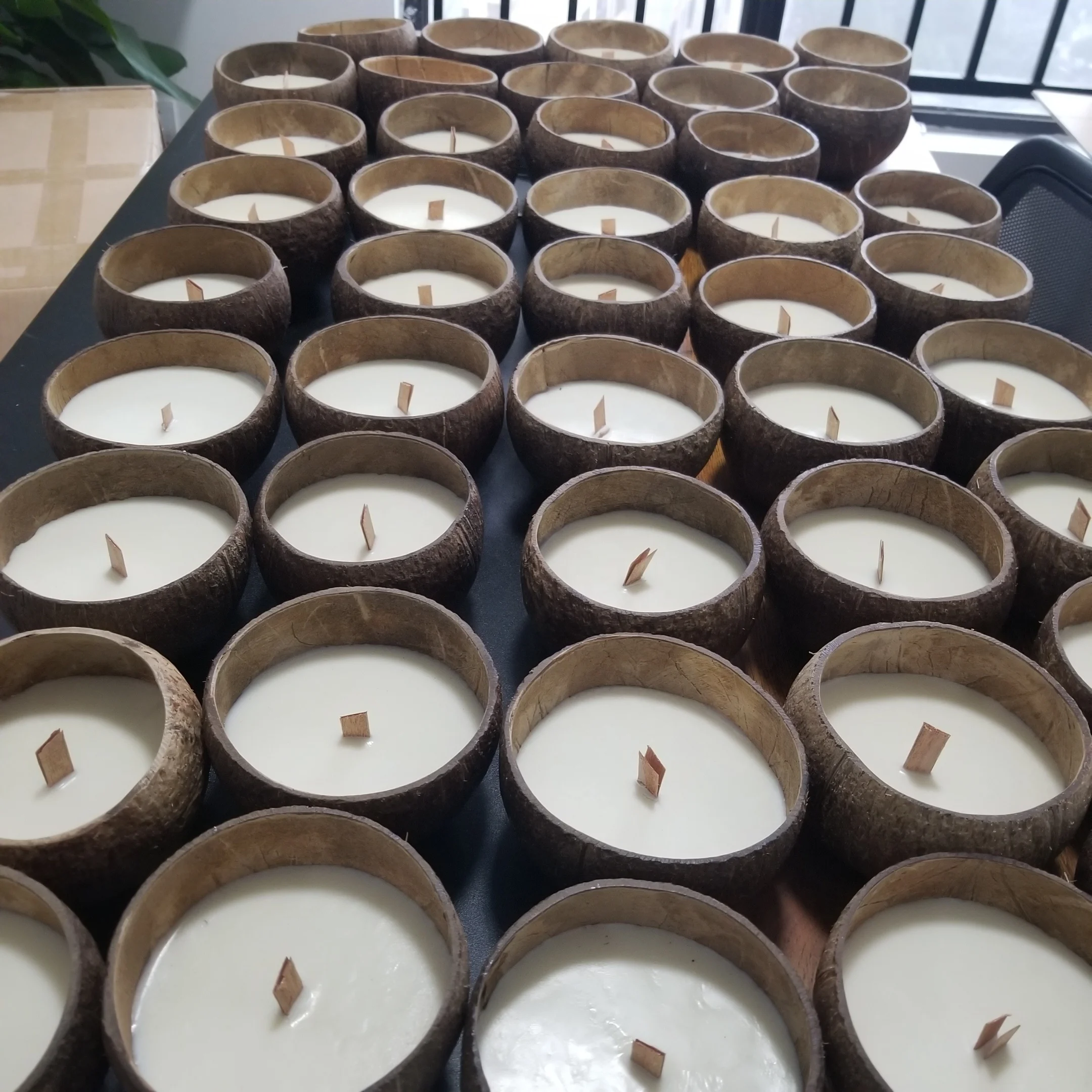 2021 hot selling organic natural soy wax coconut candles with assorted scents