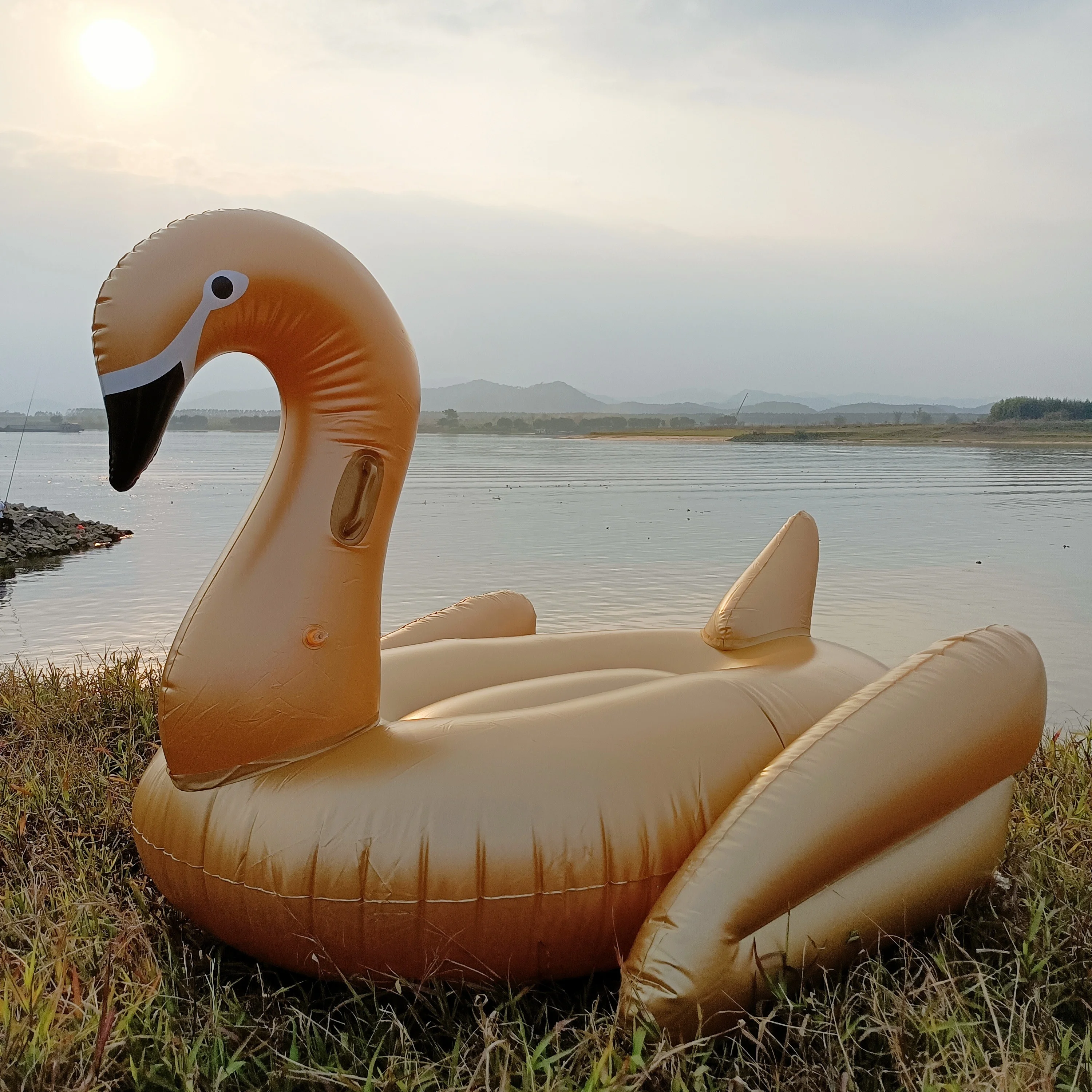 Factory hot selling Inflatable Golden Swan High quality inflatable water toys in stock