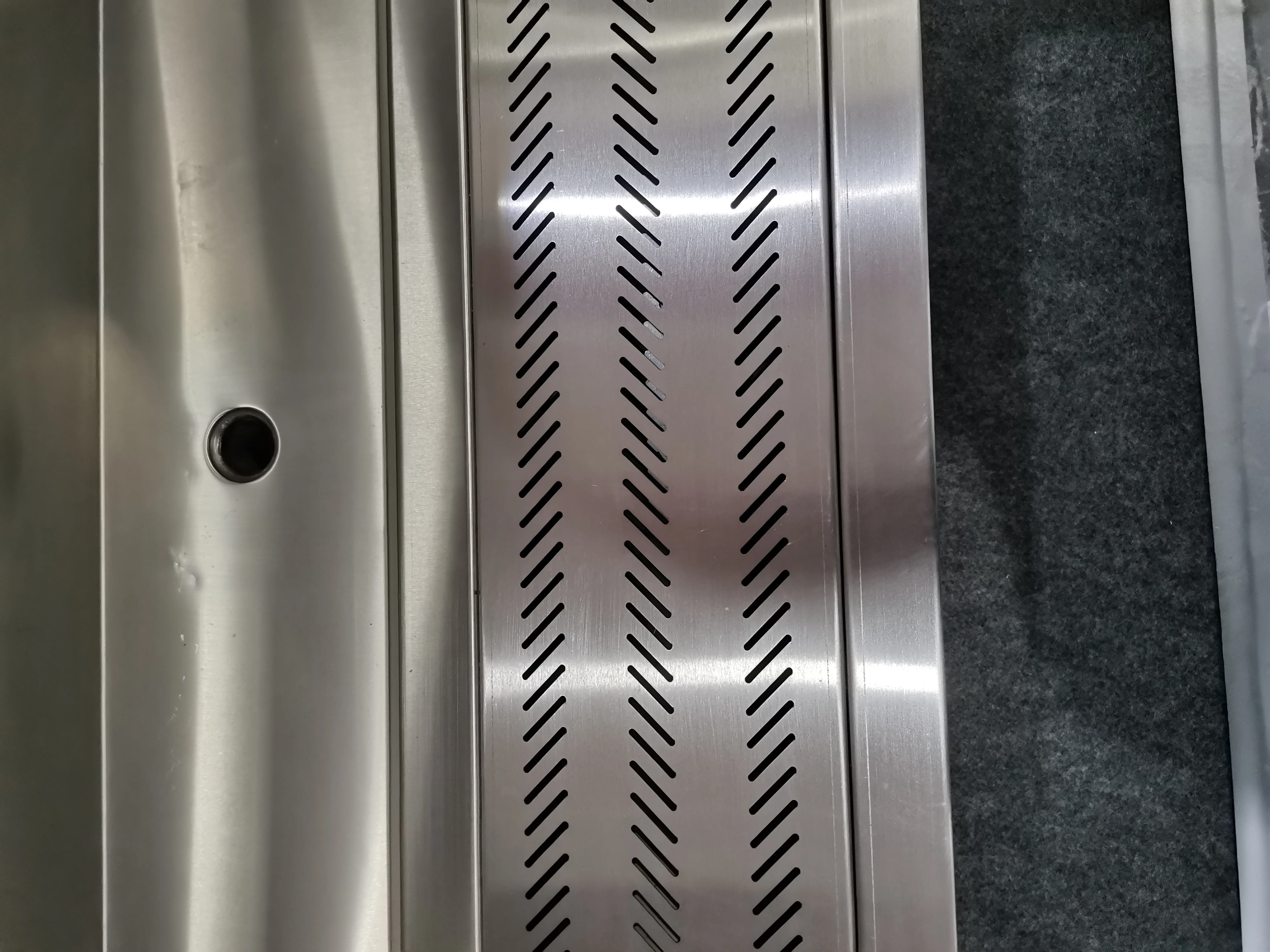 Customized Stainless Steel 304 Free-standing Male Toliet Through Urinal for Hotel School Hospital